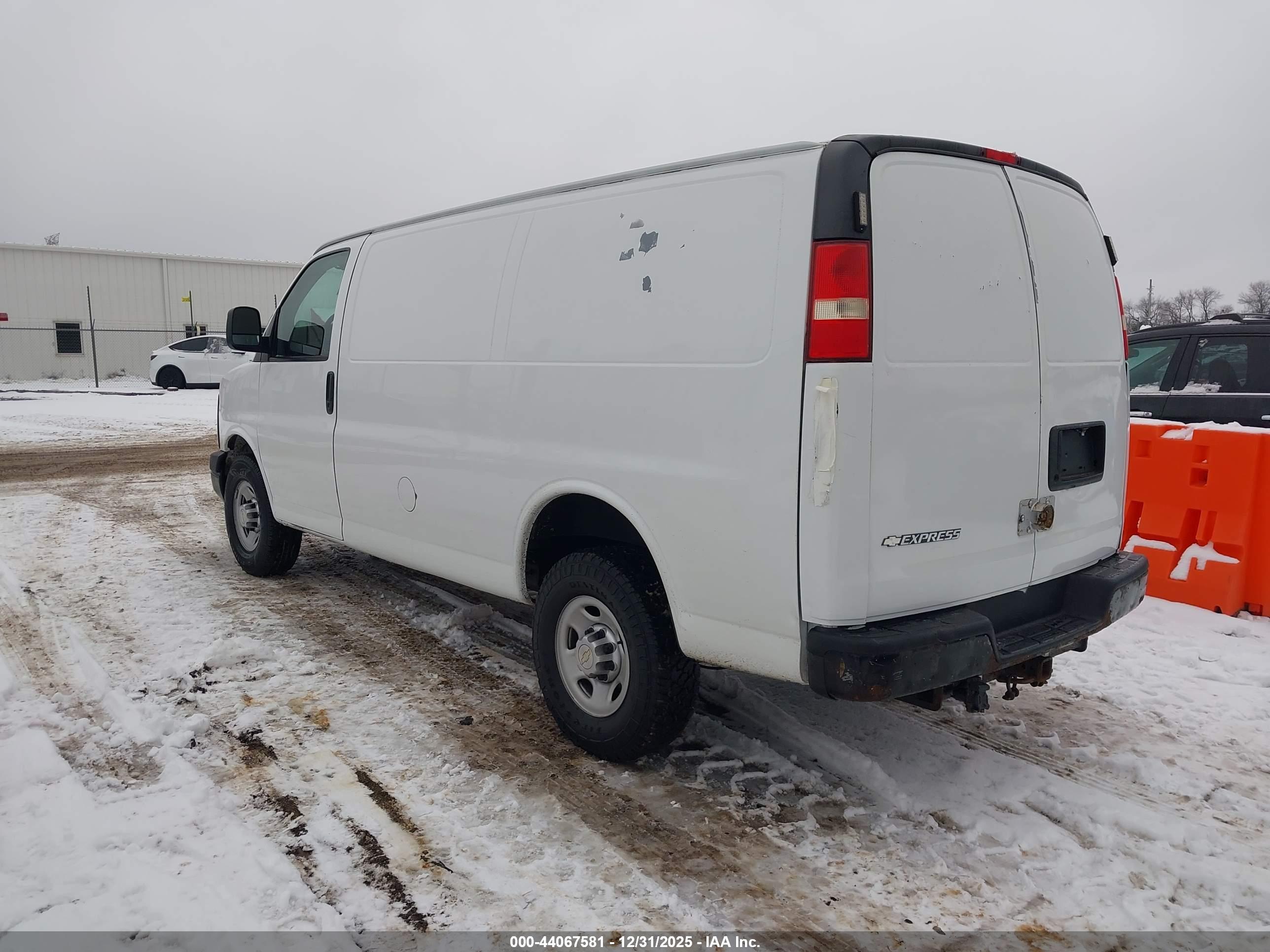 CHEVROLET EXPRESS image 3
