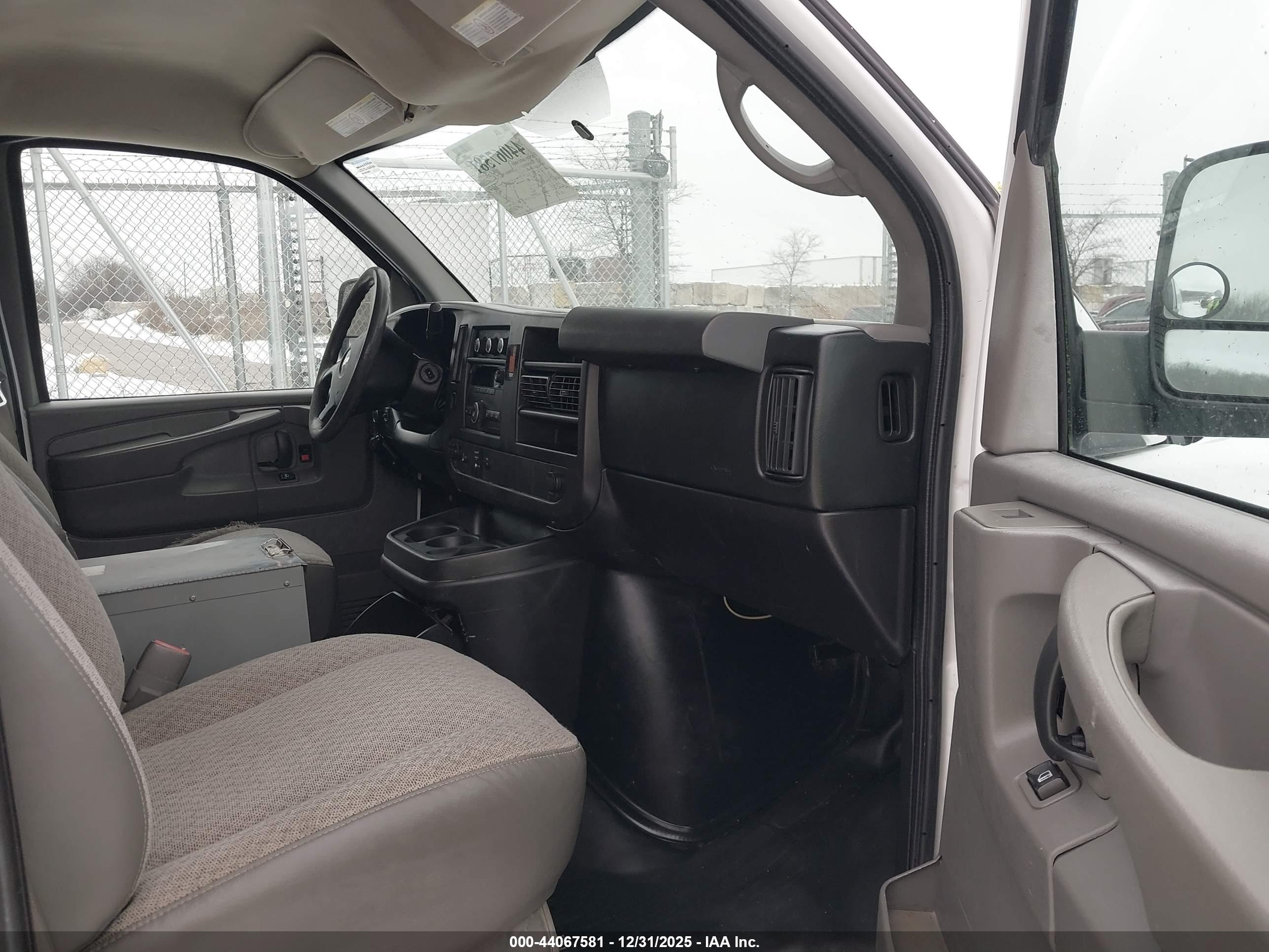 CHEVROLET EXPRESS image 5