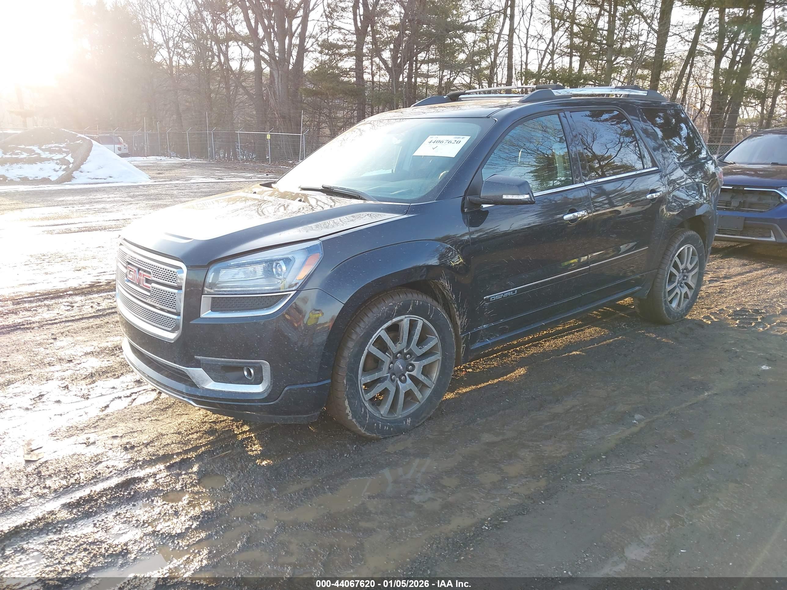 GMC ACADIA image 2
