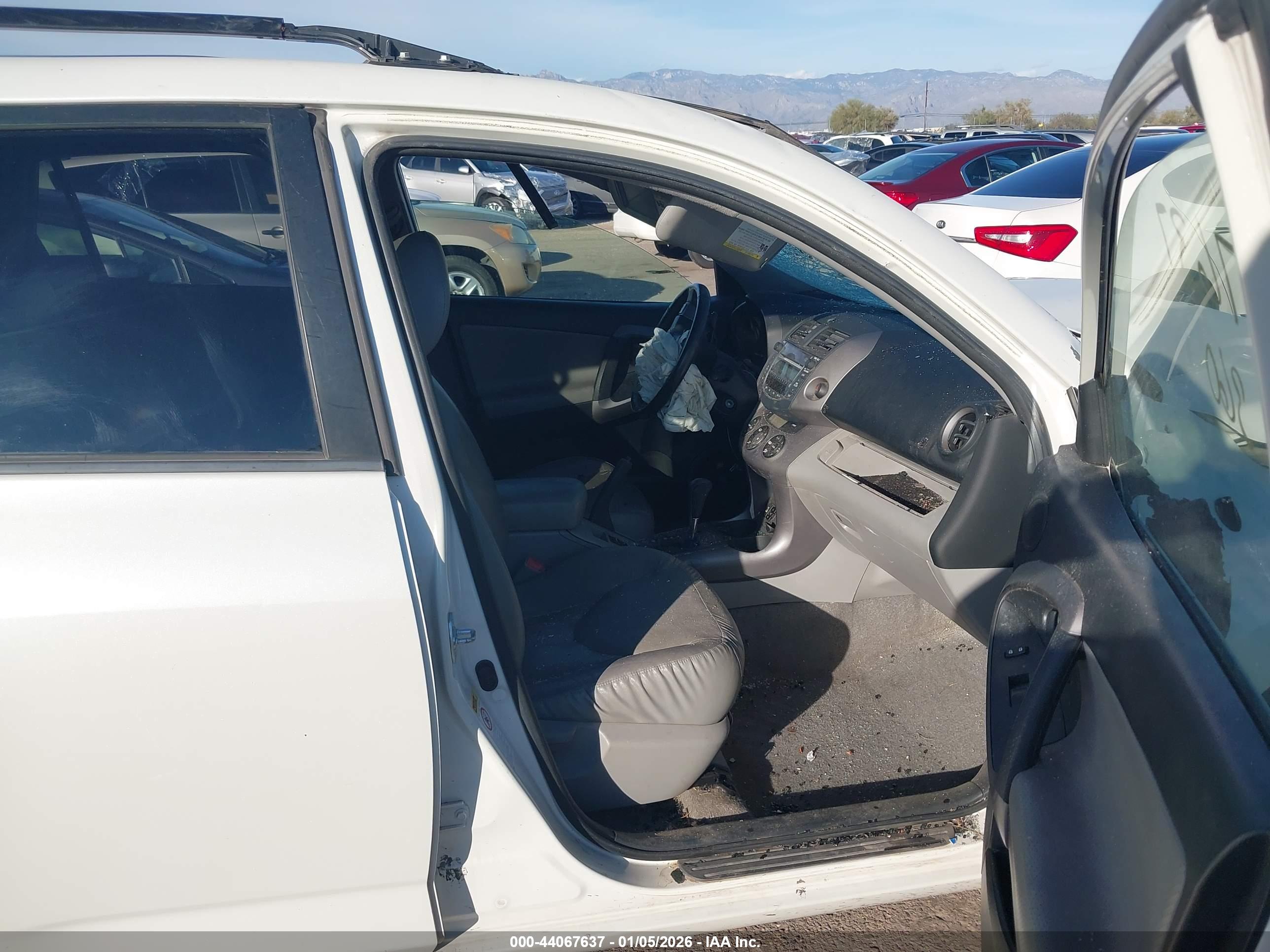 TOYOTA RAV4 image 5