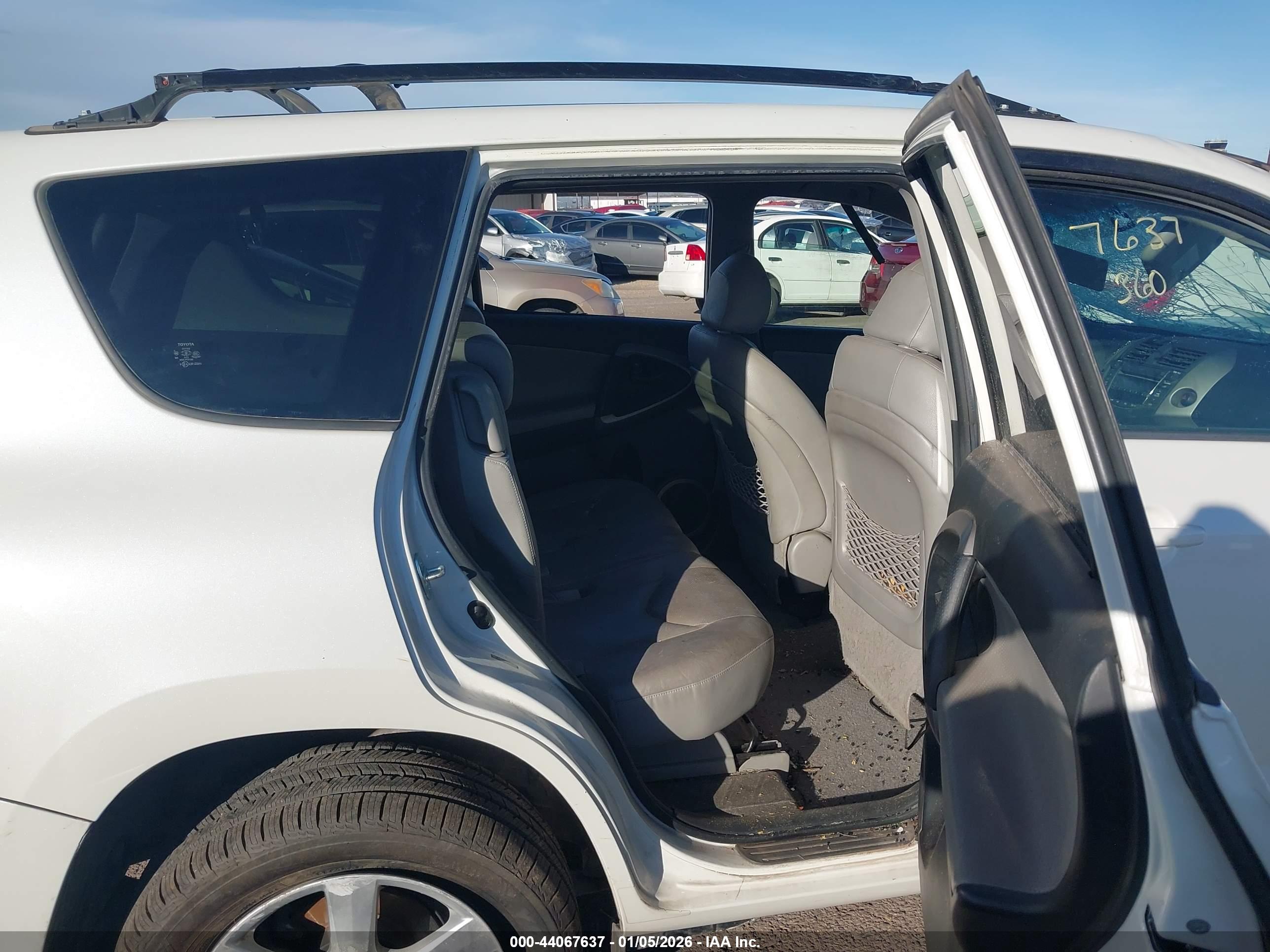 TOYOTA RAV4 image 8