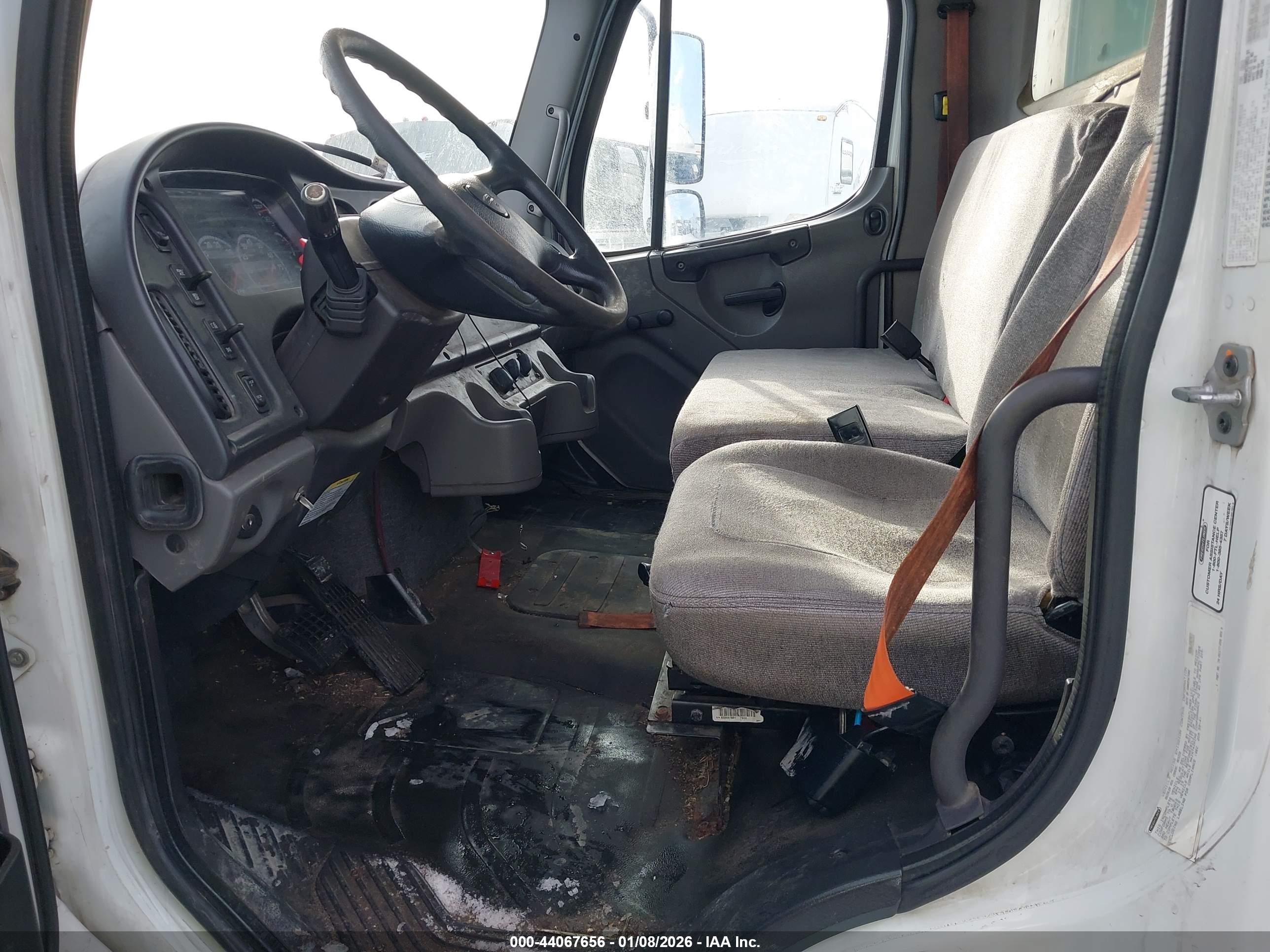 FREIGHTLINER M2 image 7