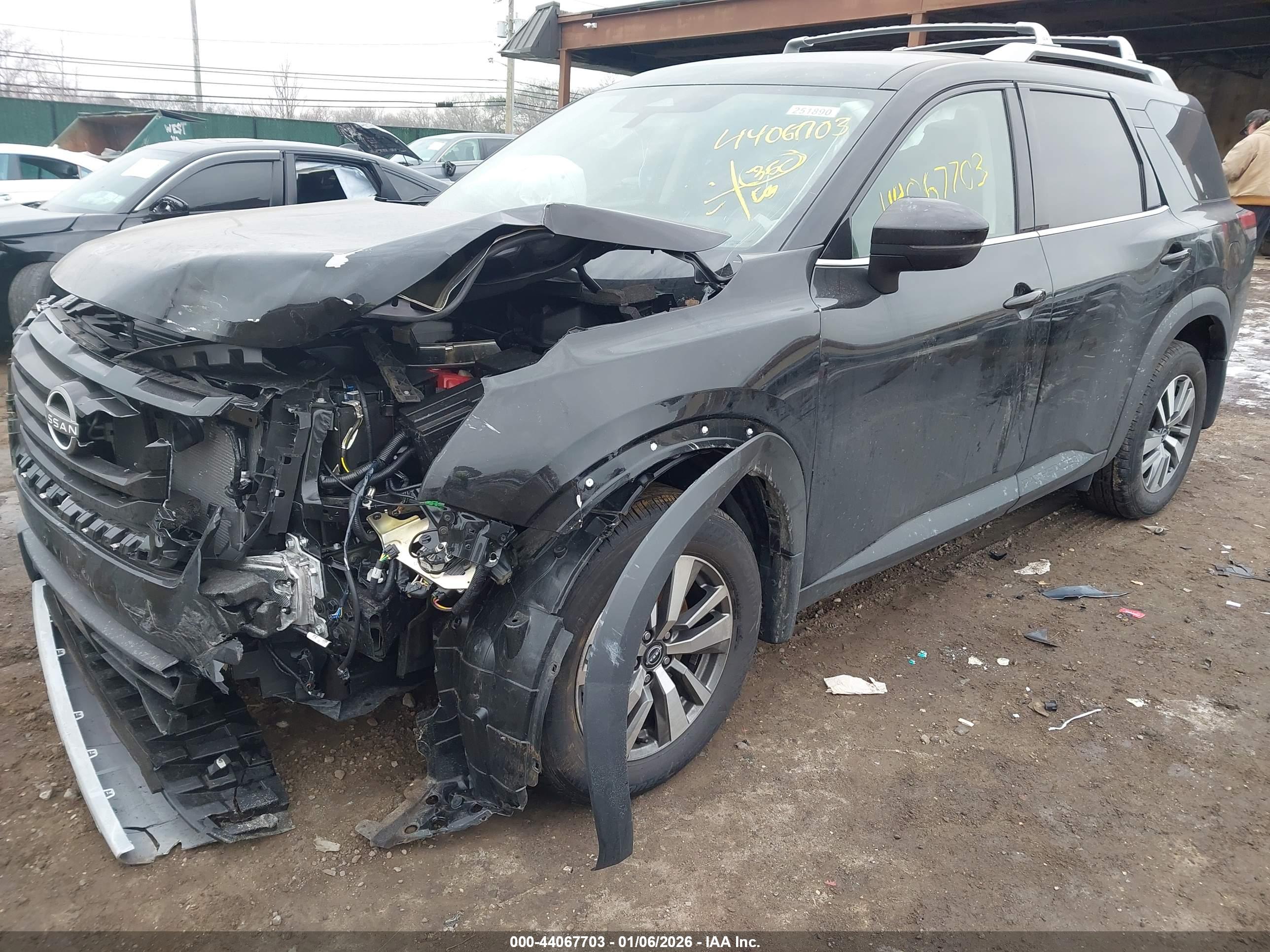 NISSAN PATHFINDER image 2