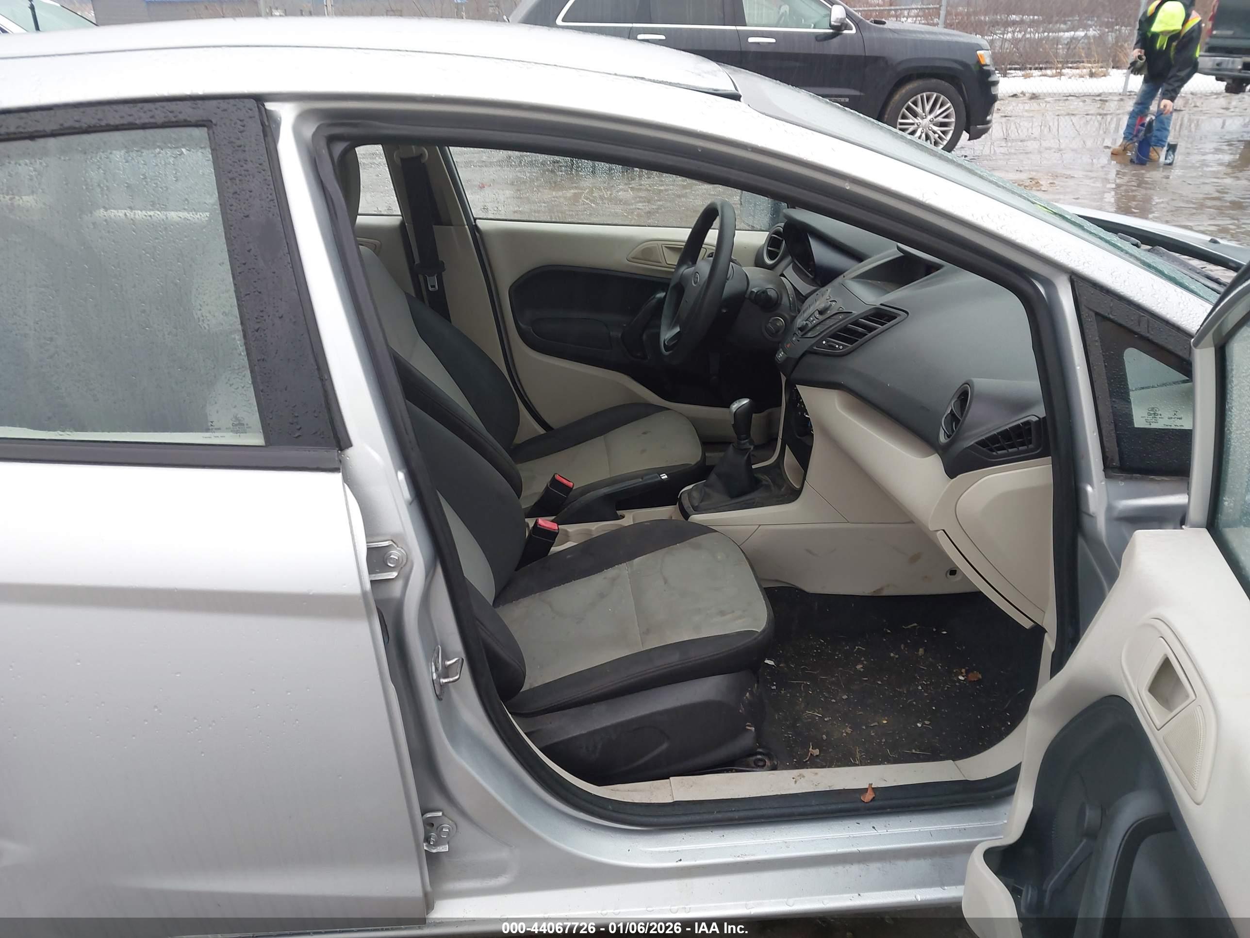 FORD FIESTA image 5