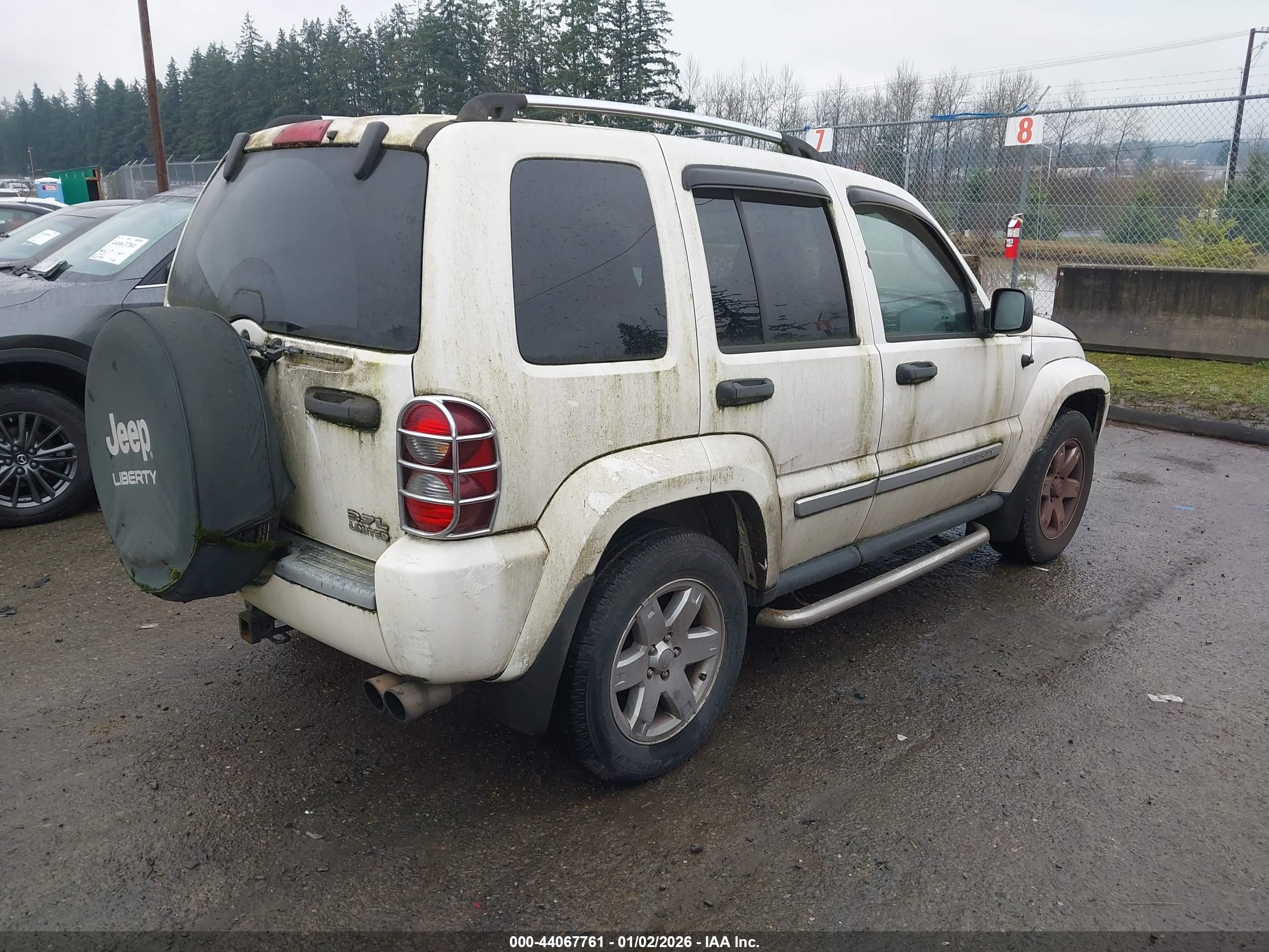 JEEP LIBERTY image 4