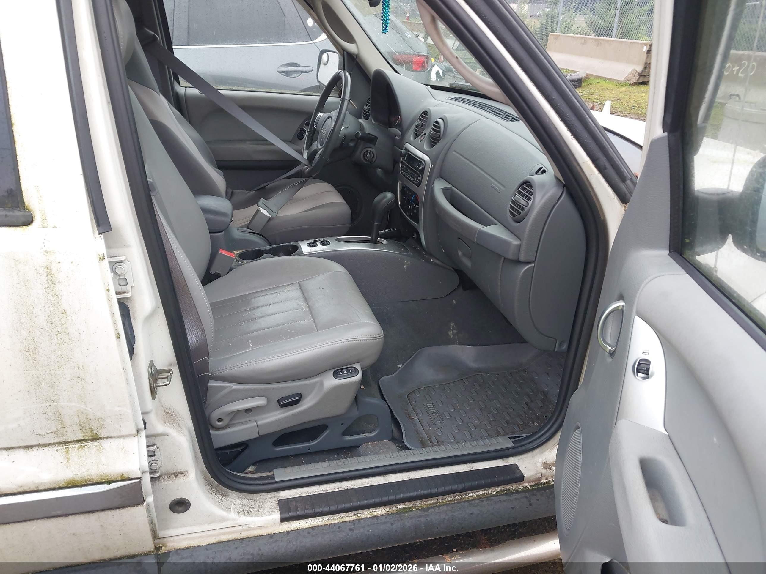 JEEP LIBERTY image 5