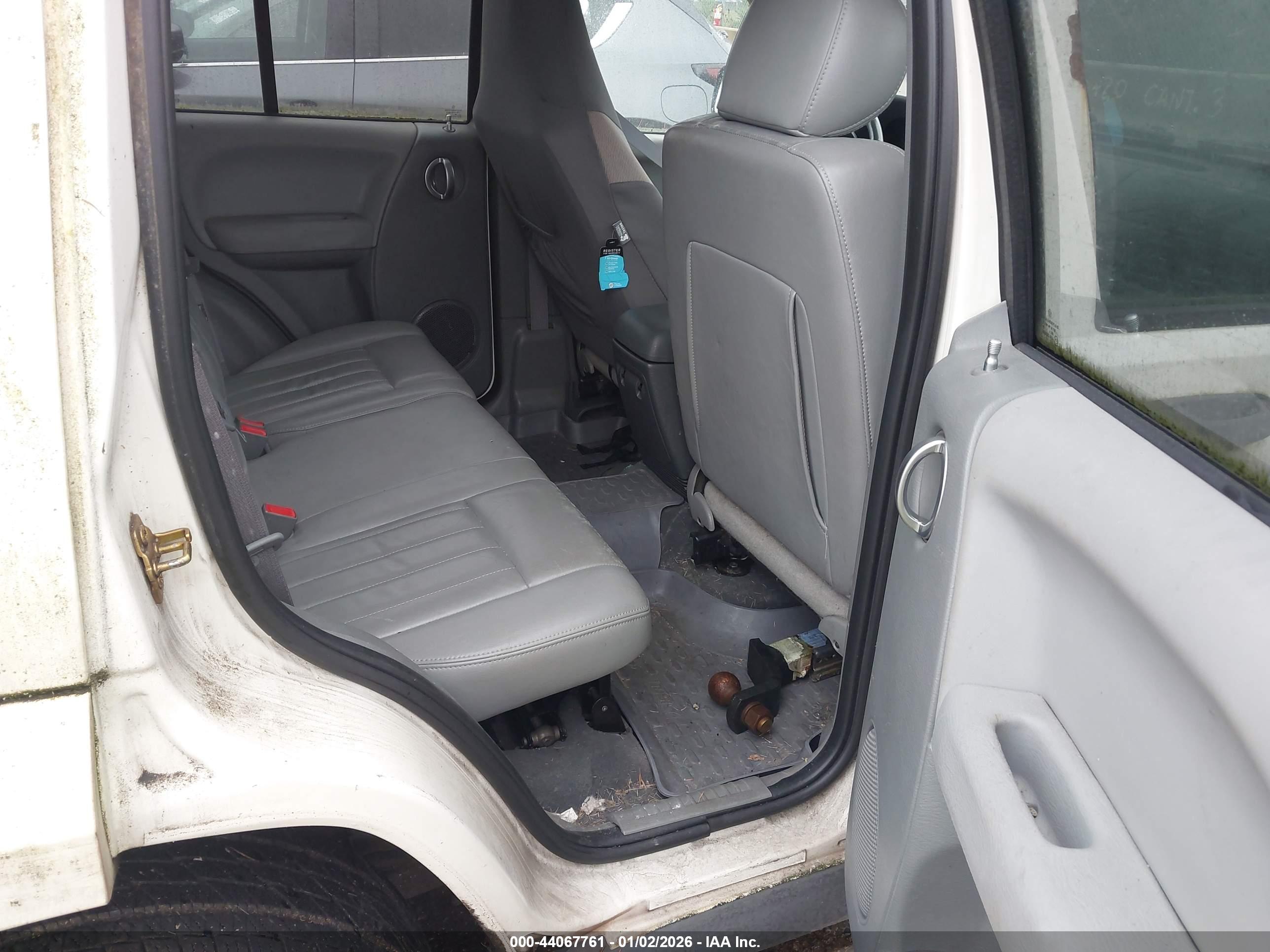 JEEP LIBERTY image 8