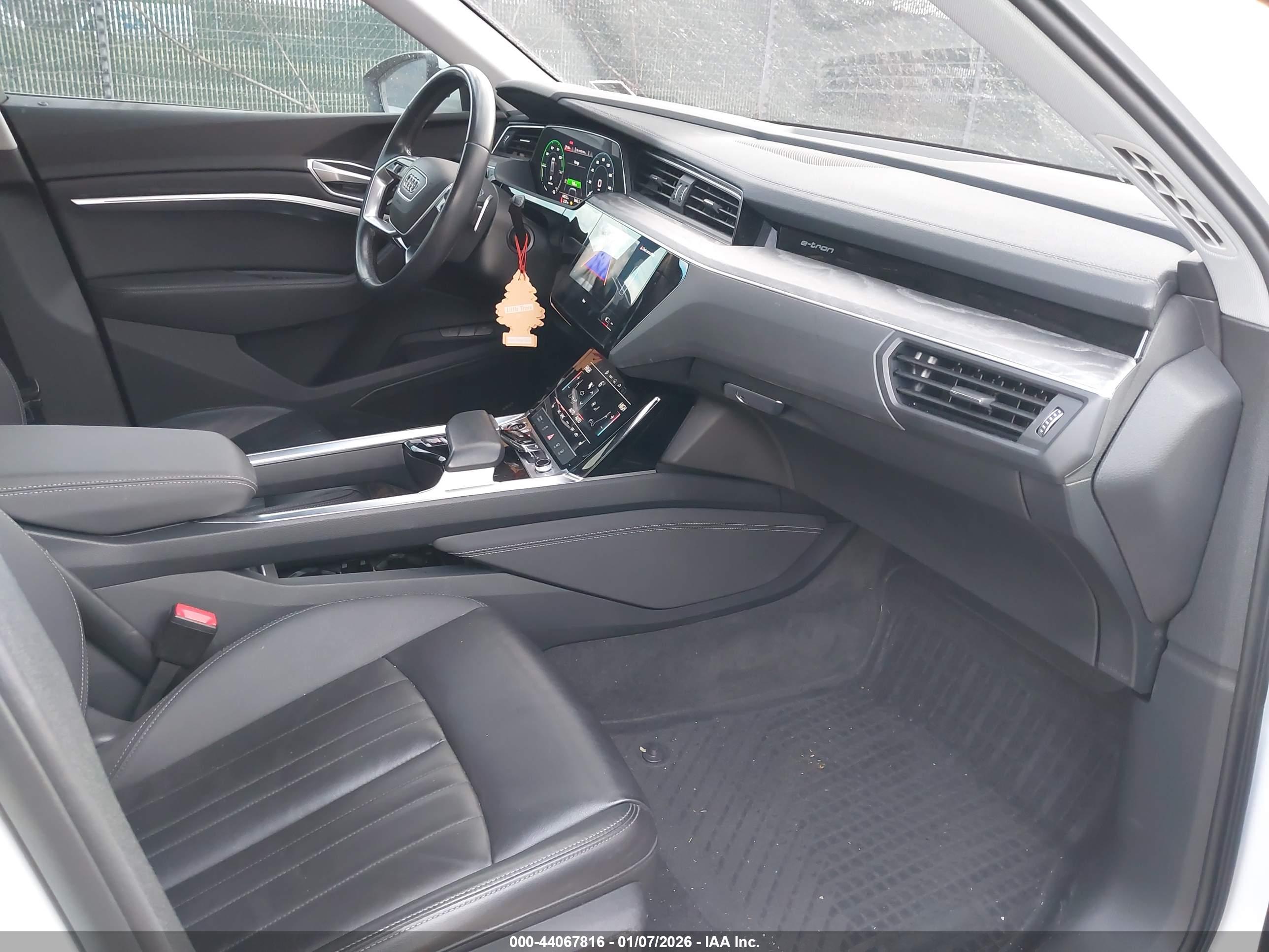 AUDI E-TRON image 5