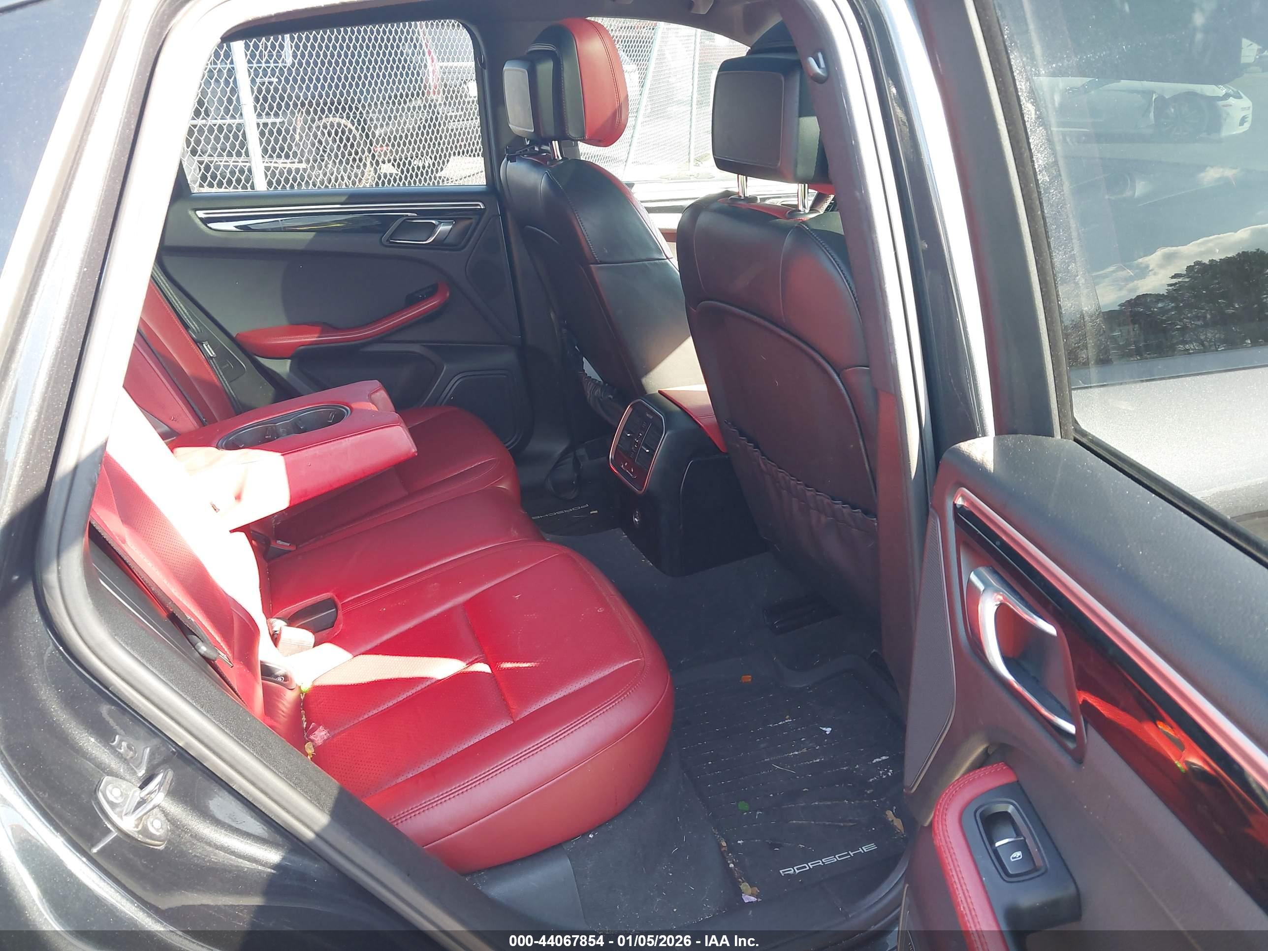 PORSCHE MACAN image 8