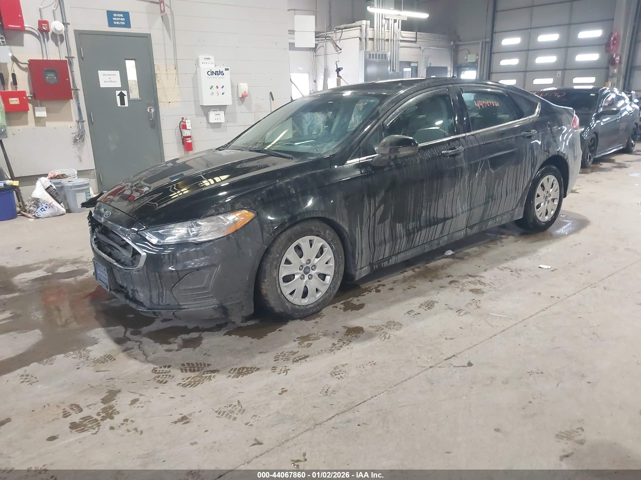 FORD FUSION image 2