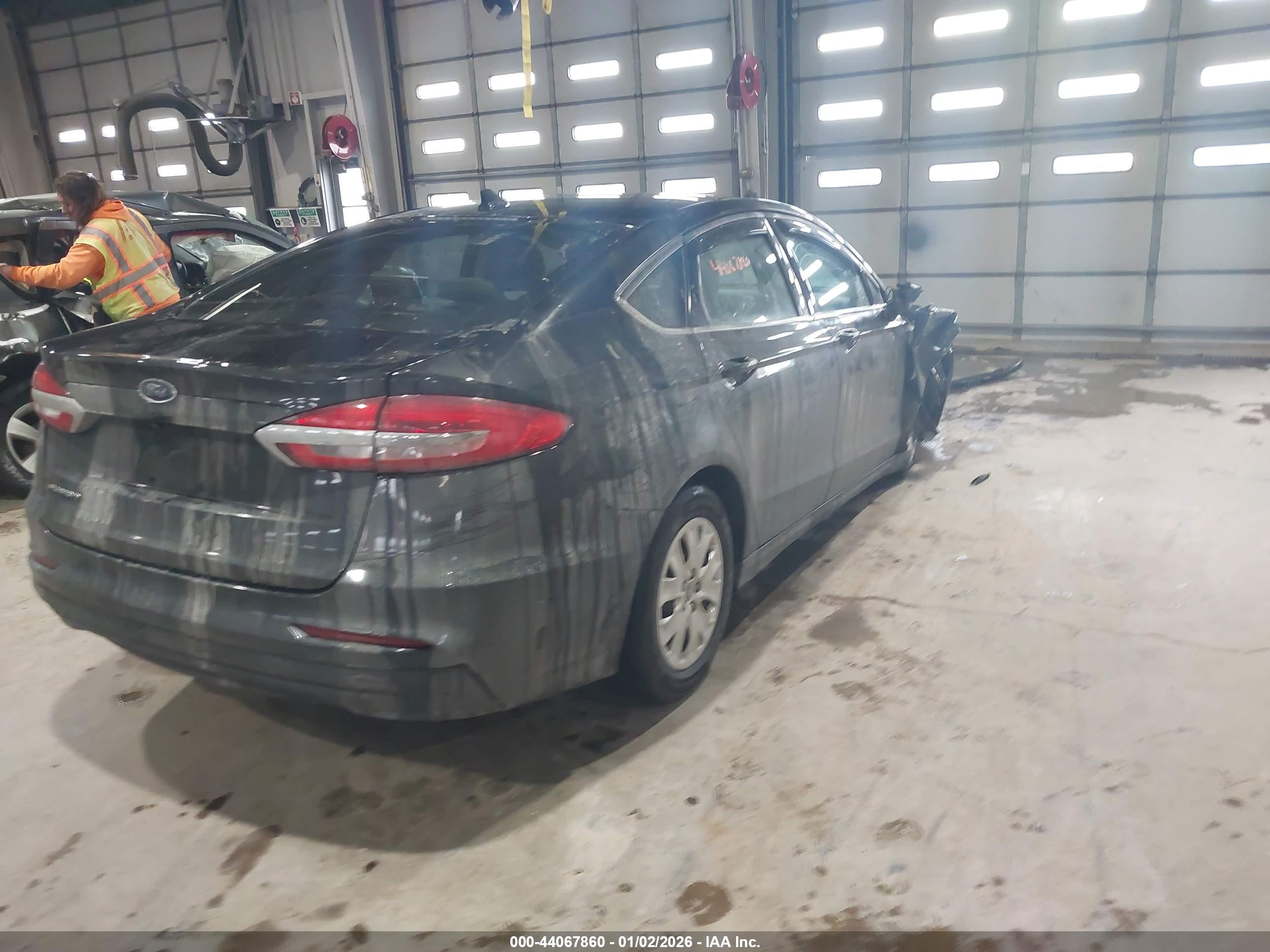 FORD FUSION image 4