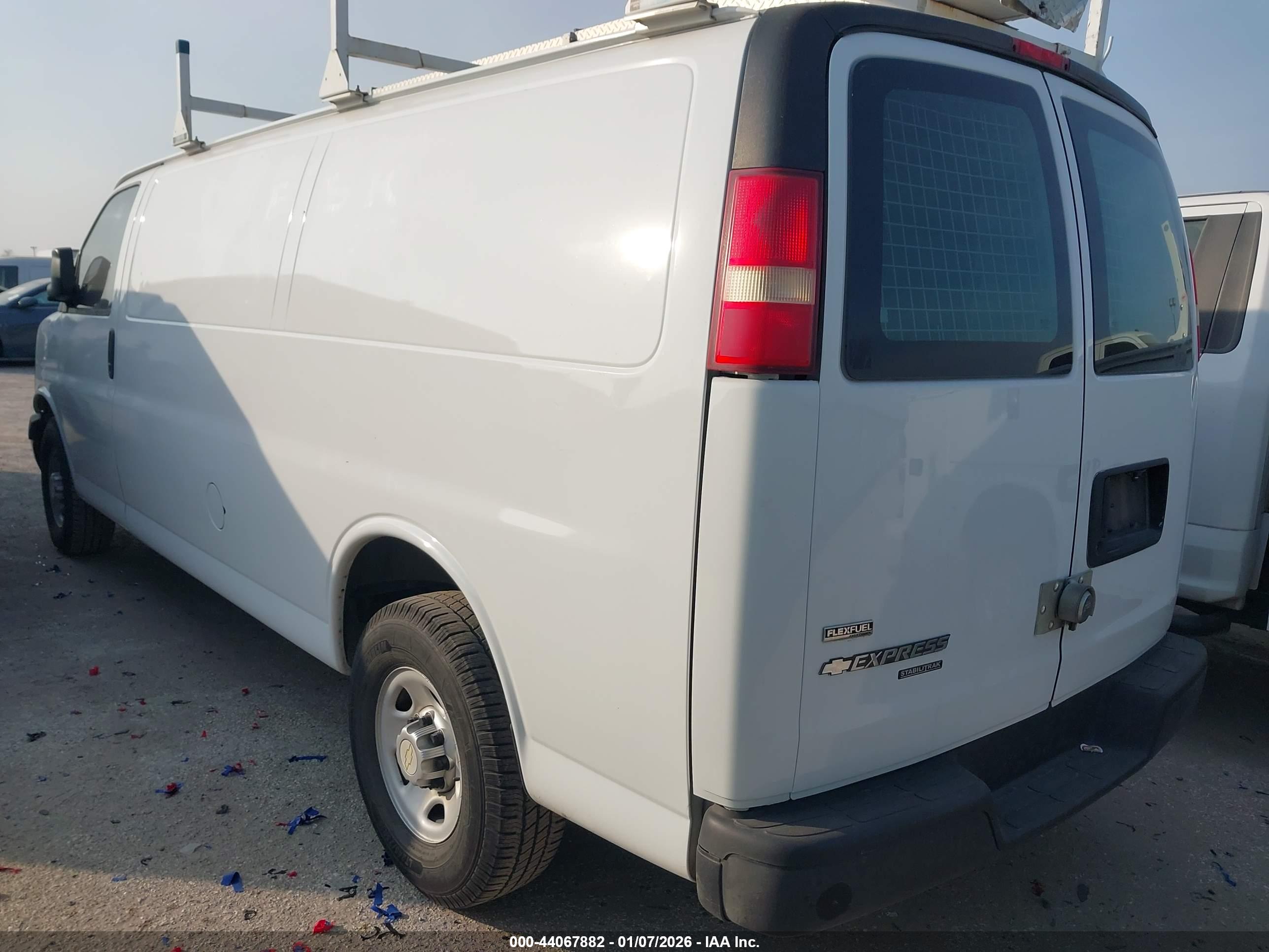CHEVROLET EXPRESS image 3