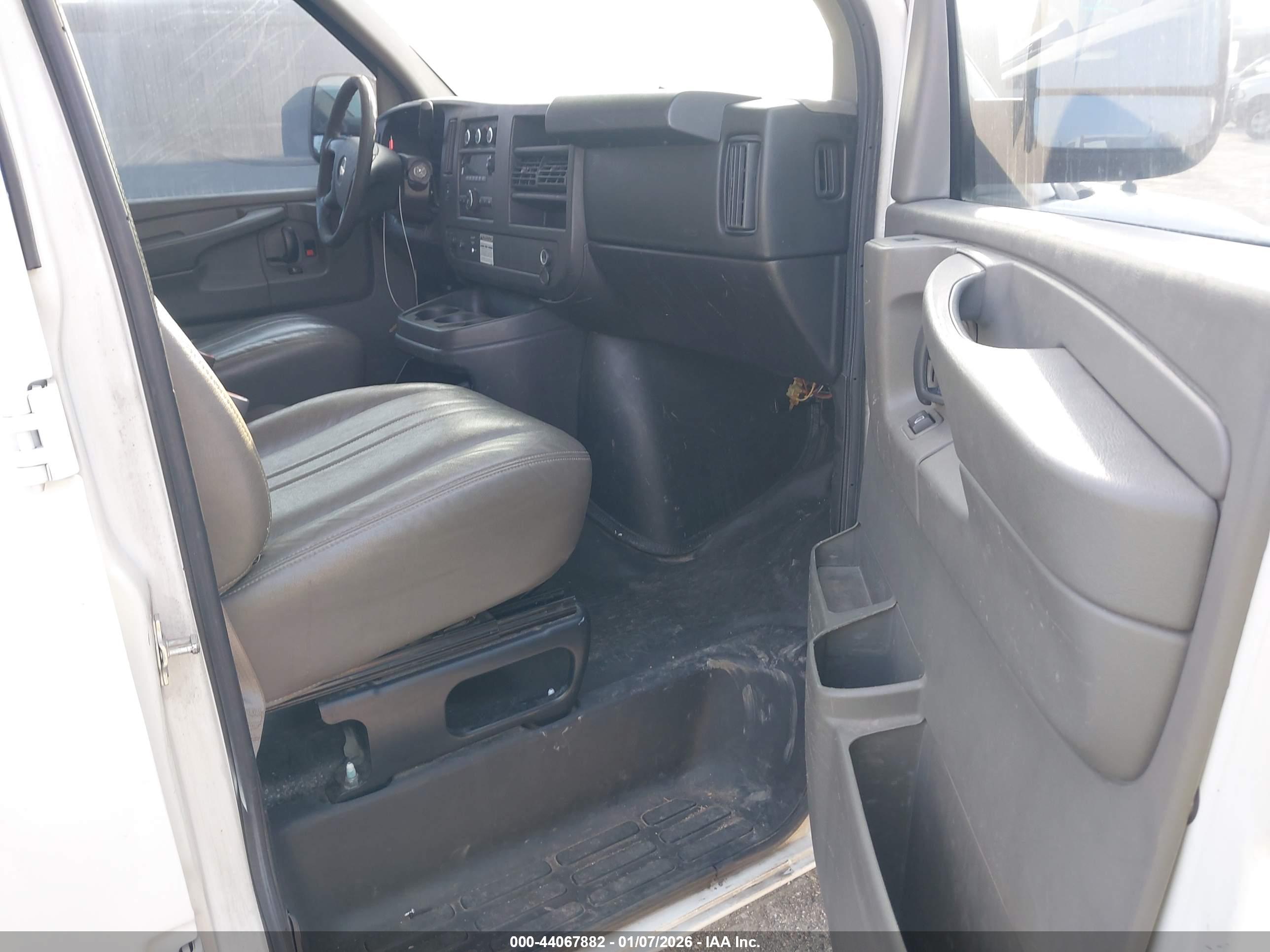 CHEVROLET EXPRESS image 5