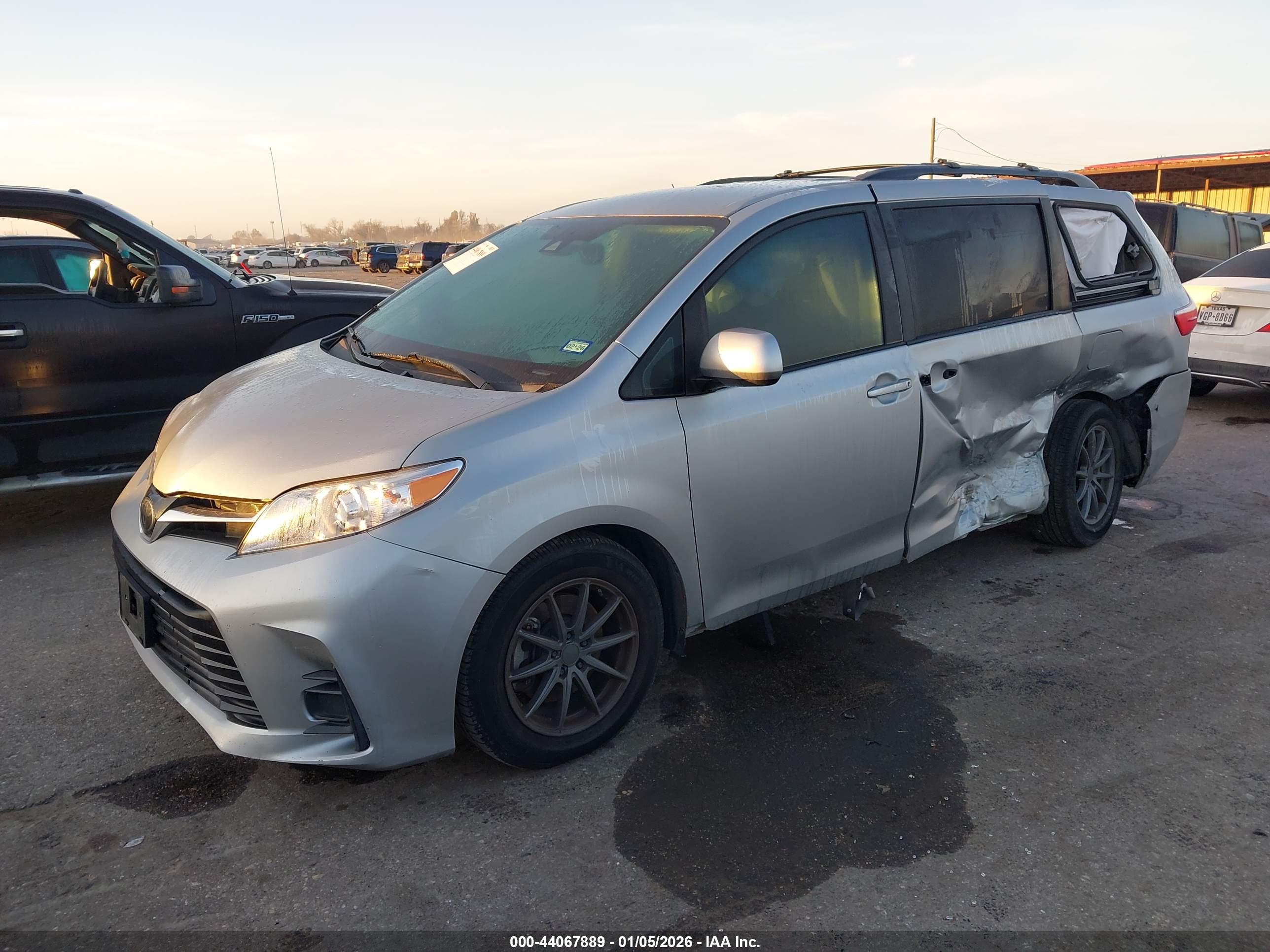 TOYOTA SIENNA image 2