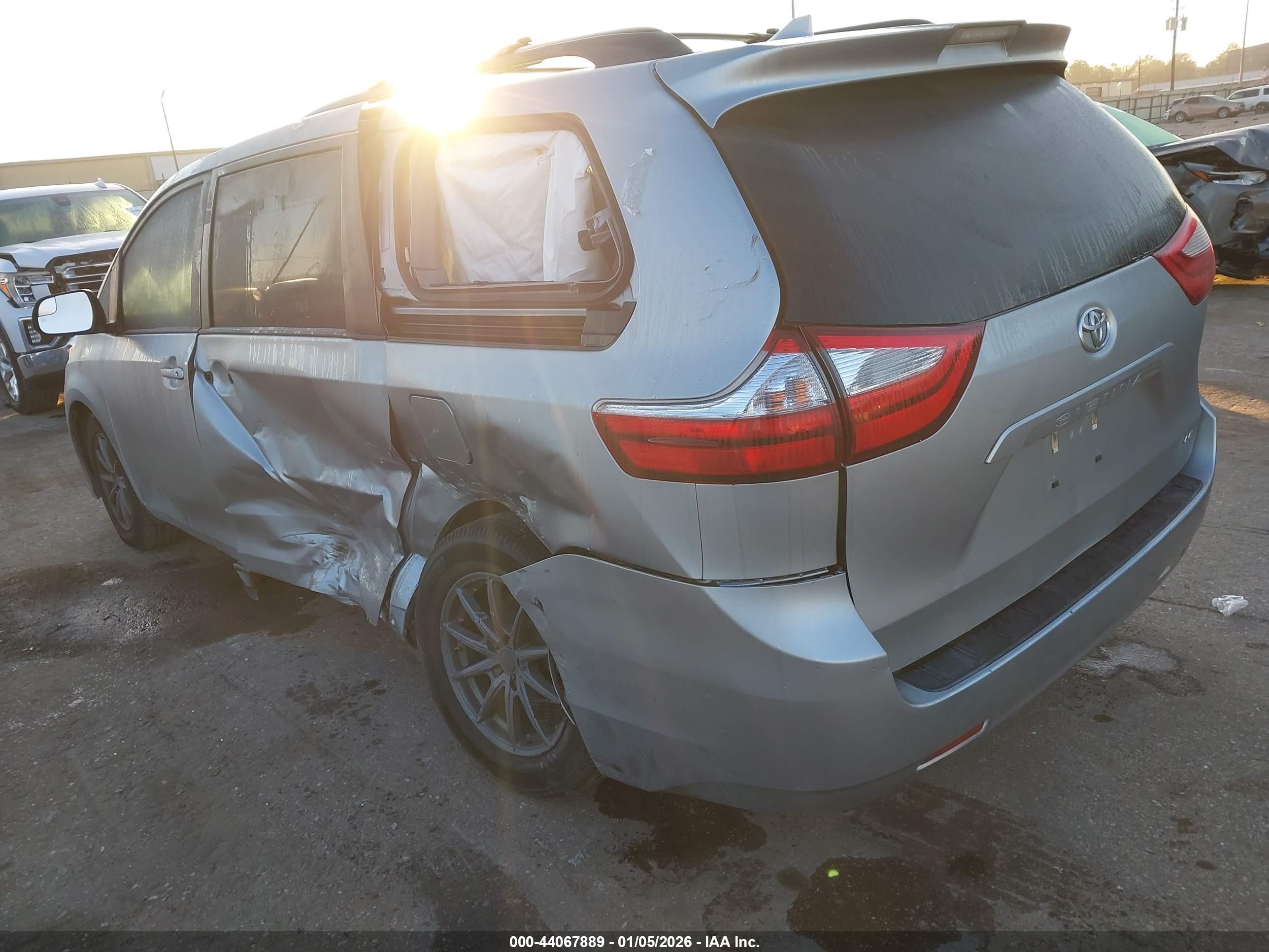 TOYOTA SIENNA image 3