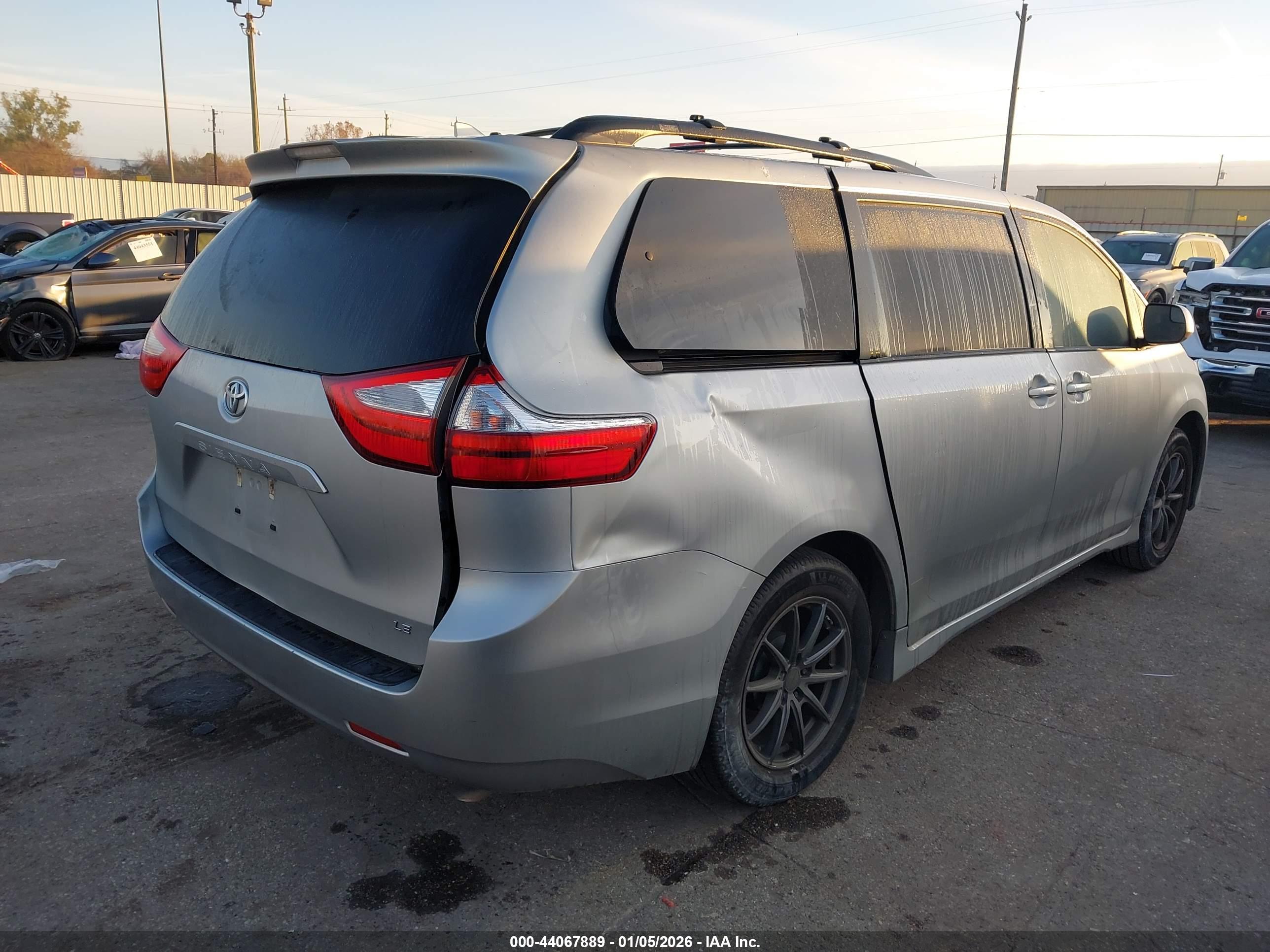 TOYOTA SIENNA image 4