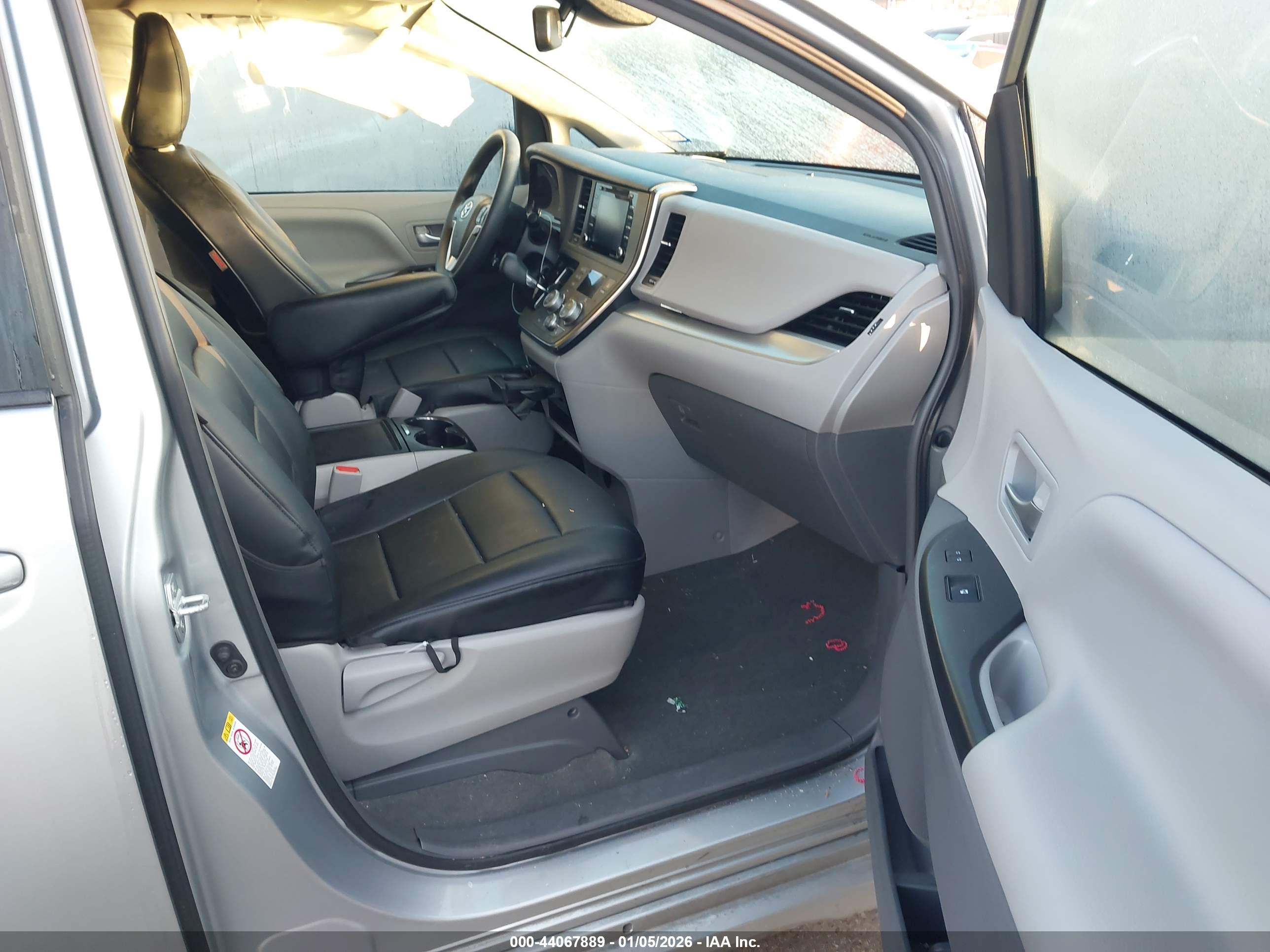 TOYOTA SIENNA image 5