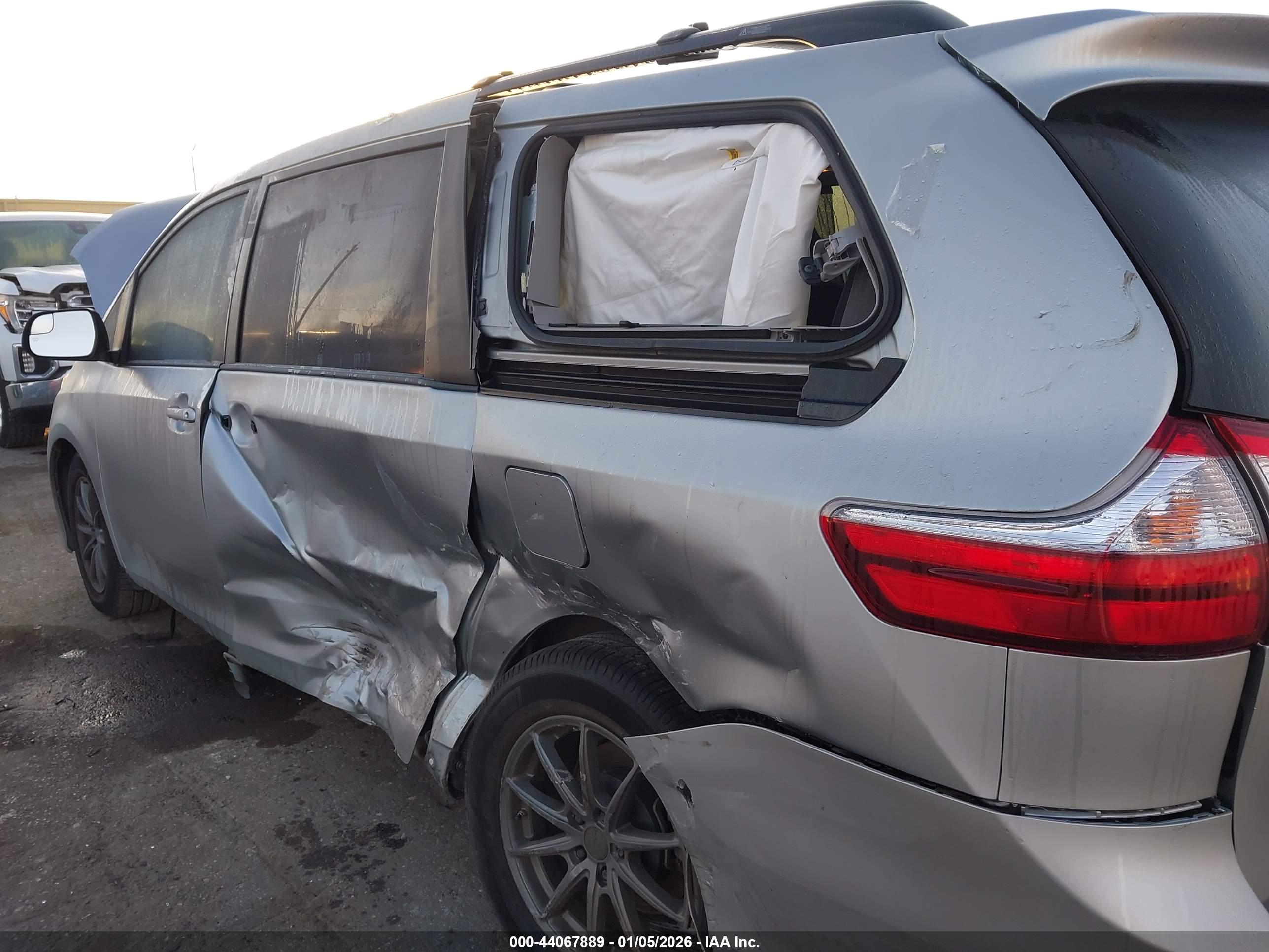 TOYOTA SIENNA image 6