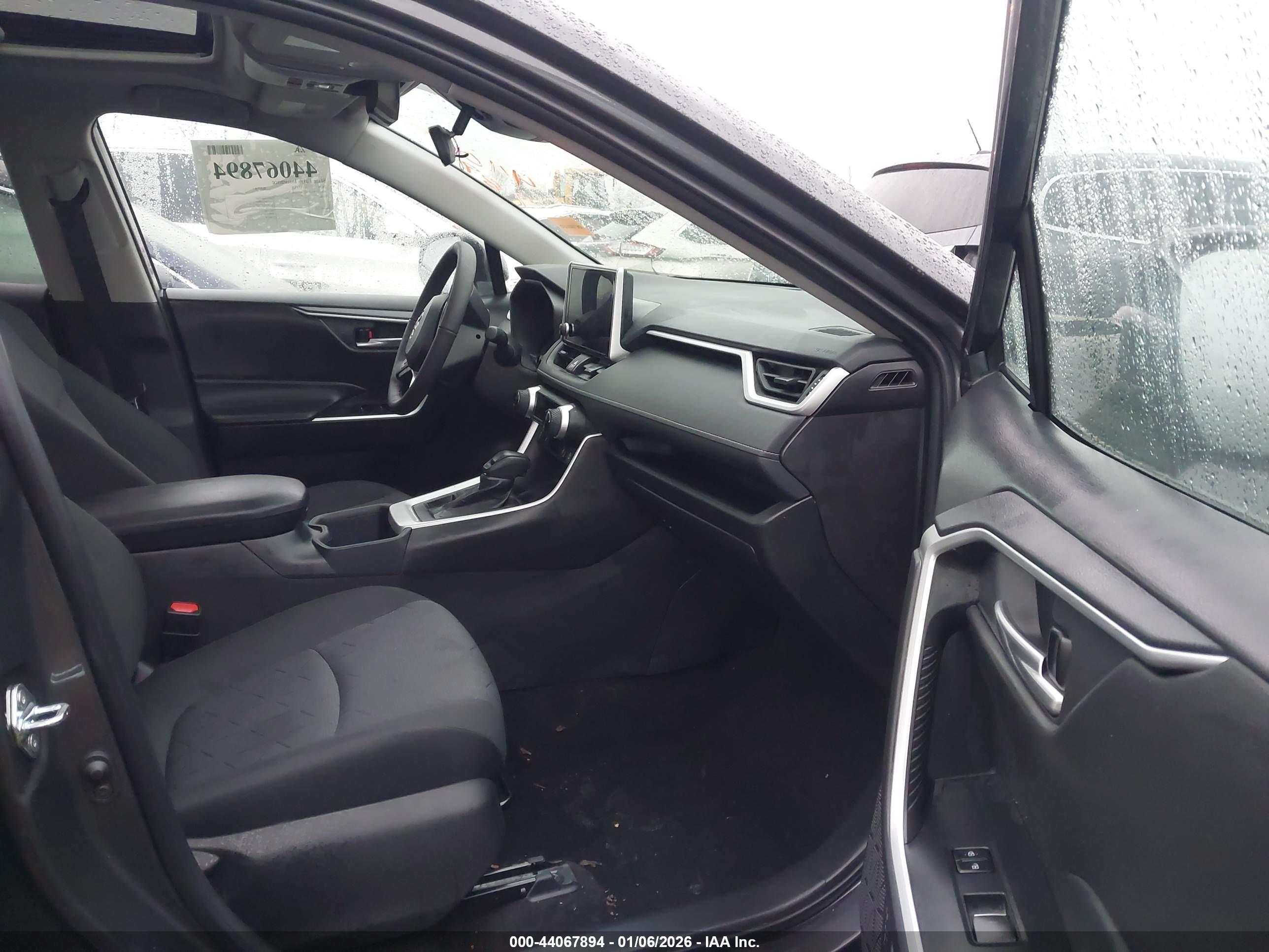 TOYOTA RAV4 image 5