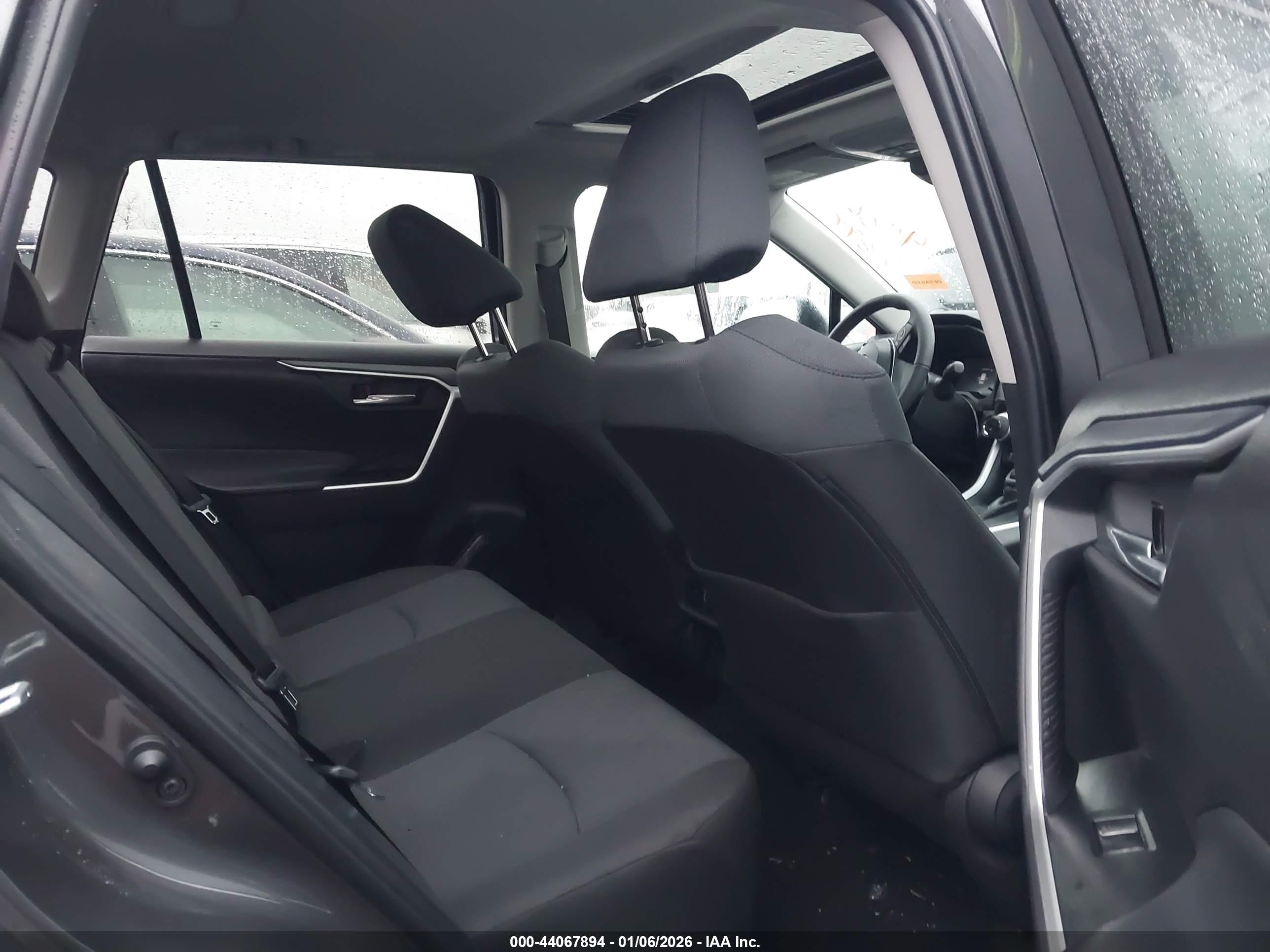TOYOTA RAV4 image 8