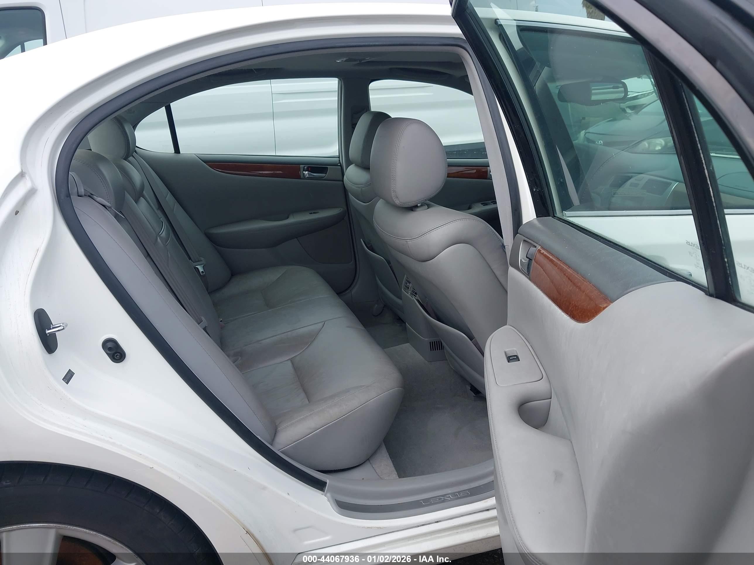 LEXUS ES image 8