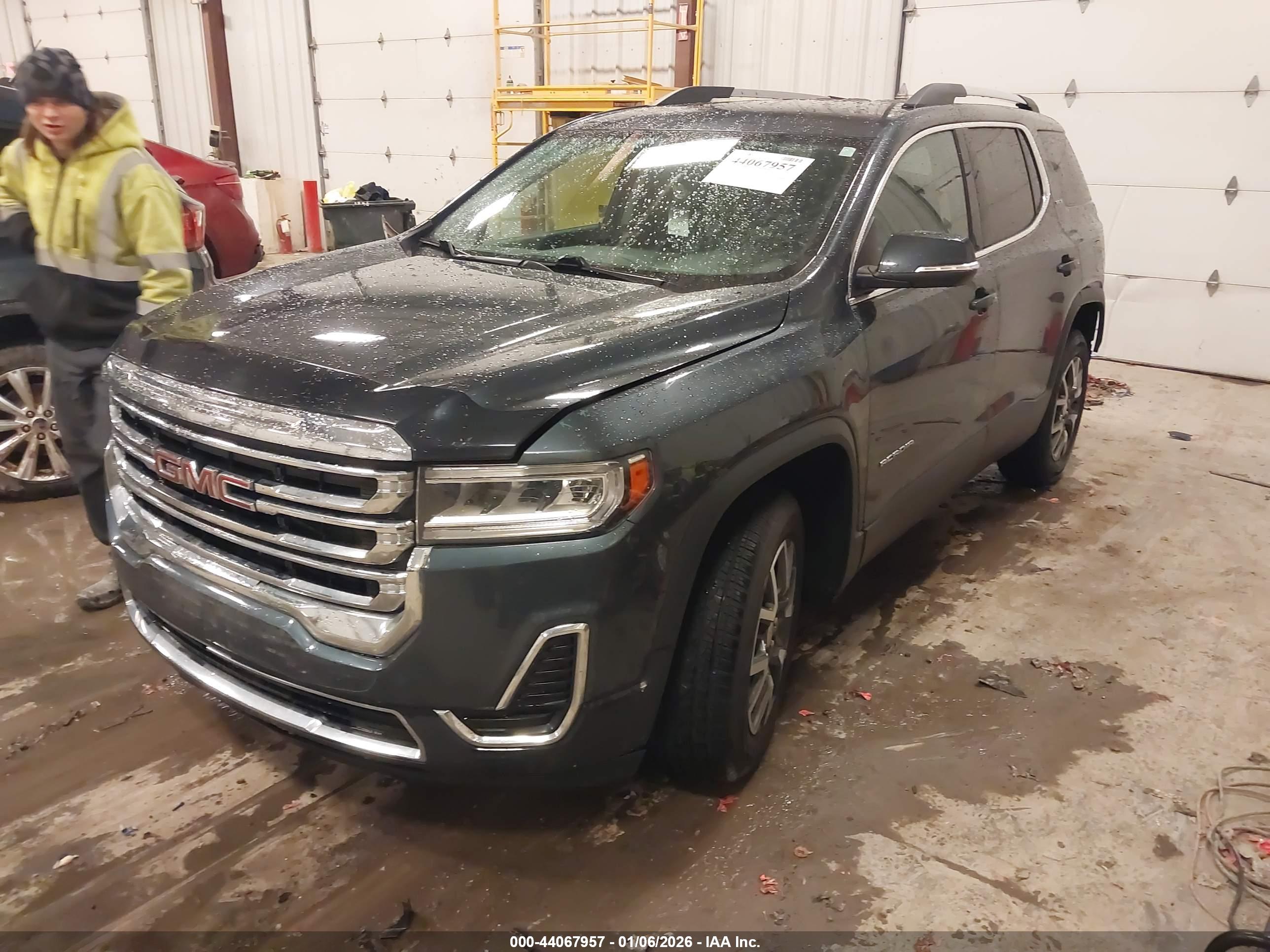 GMC ACADIA image 2