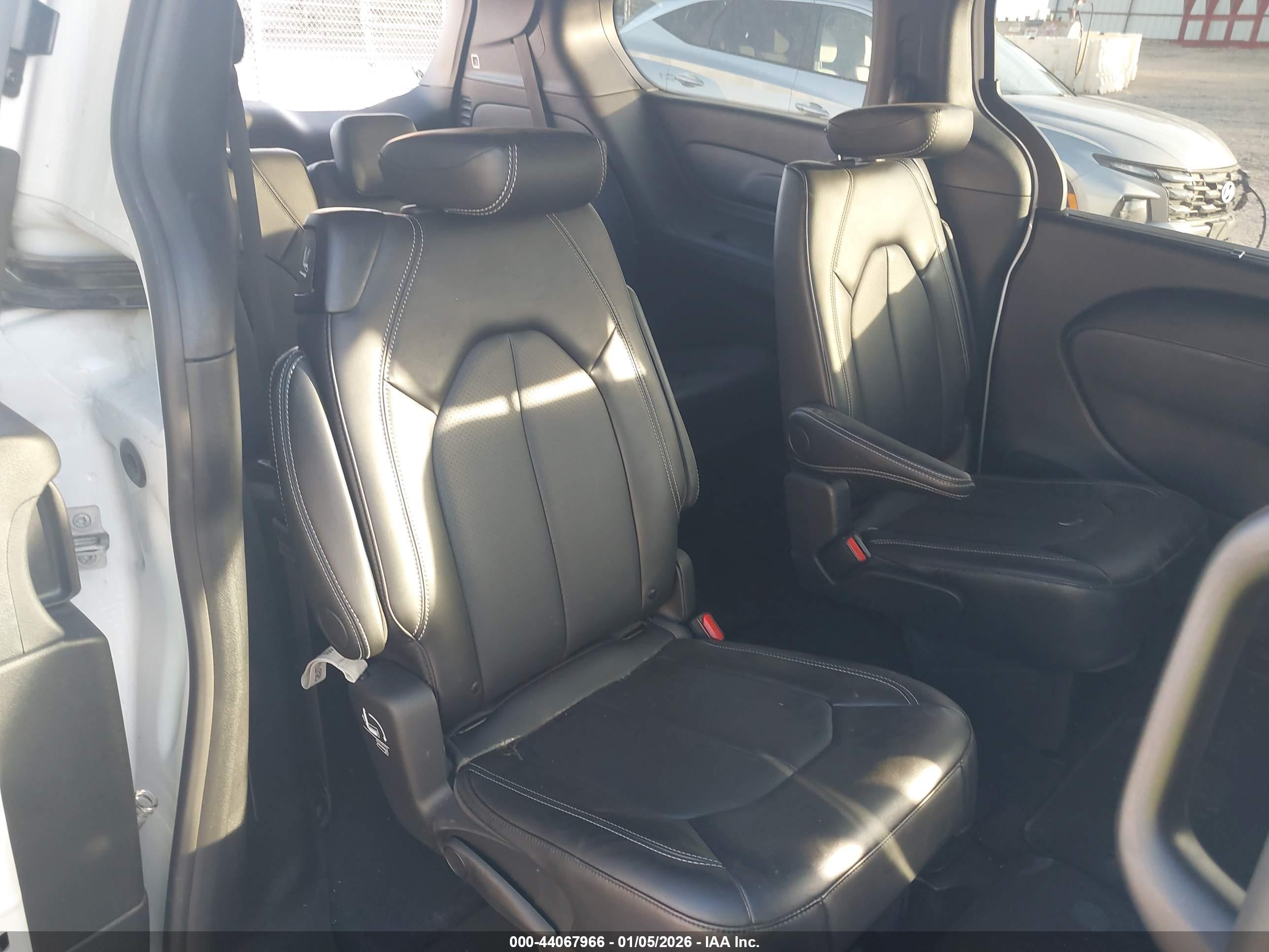 CHRYSLER PACIFICA image 8