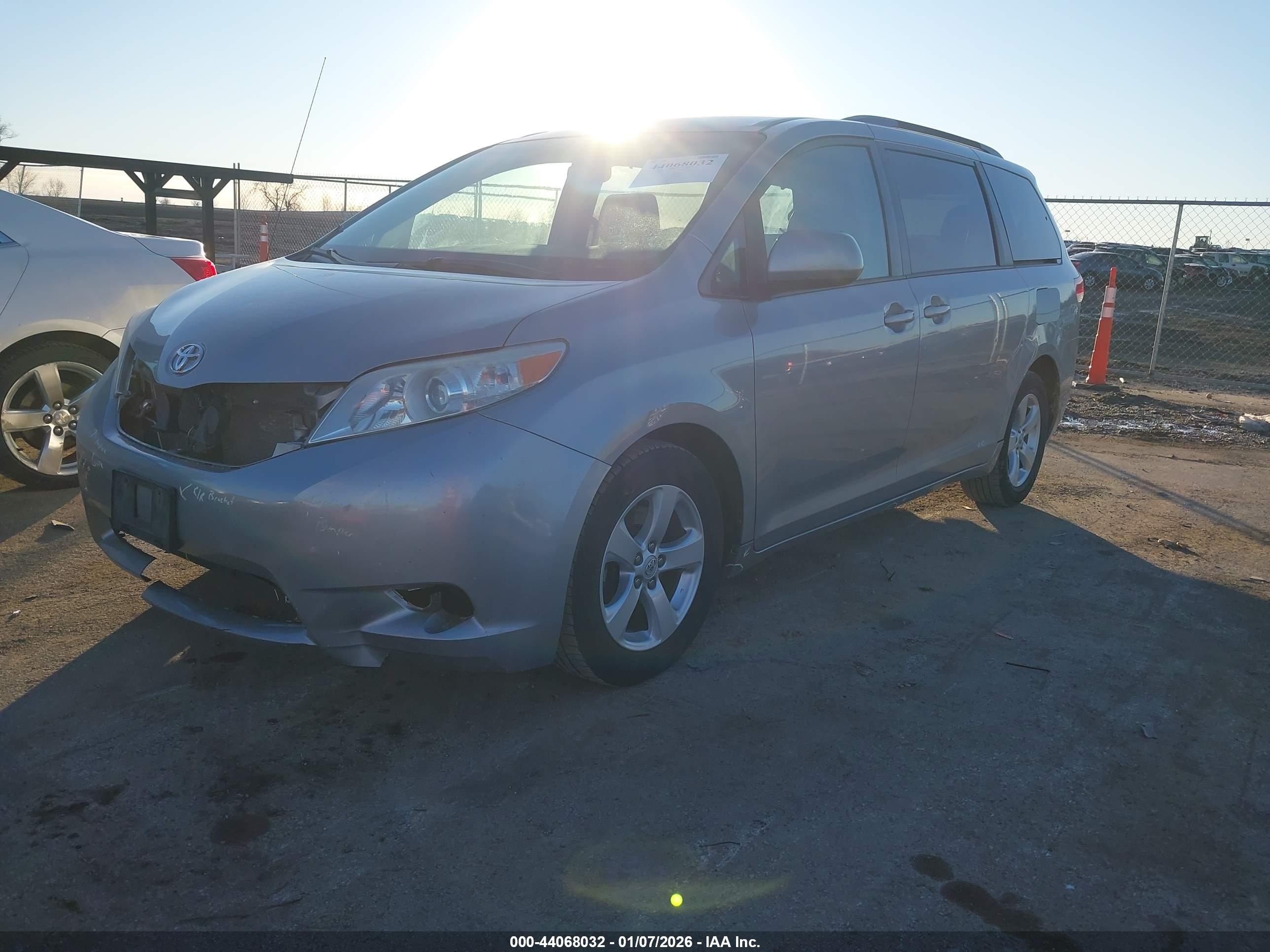 TOYOTA SIENNA image 2