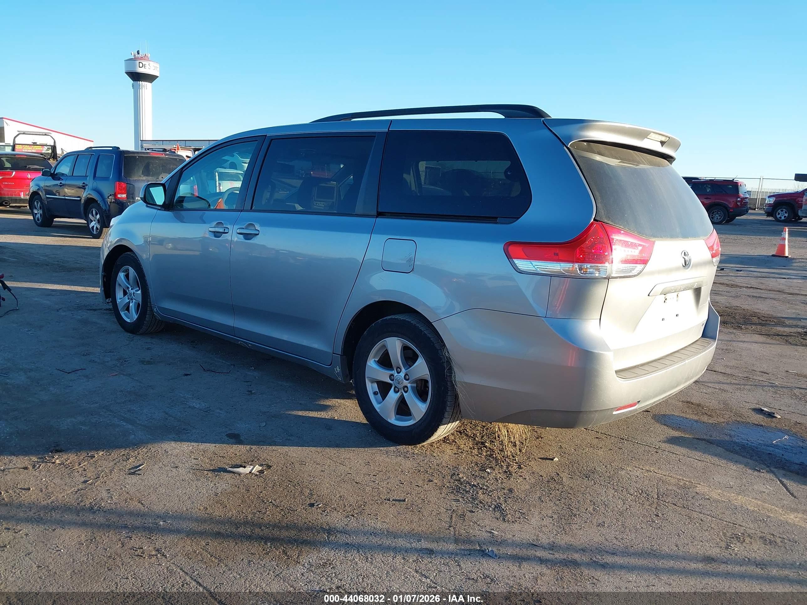 TOYOTA SIENNA image 3