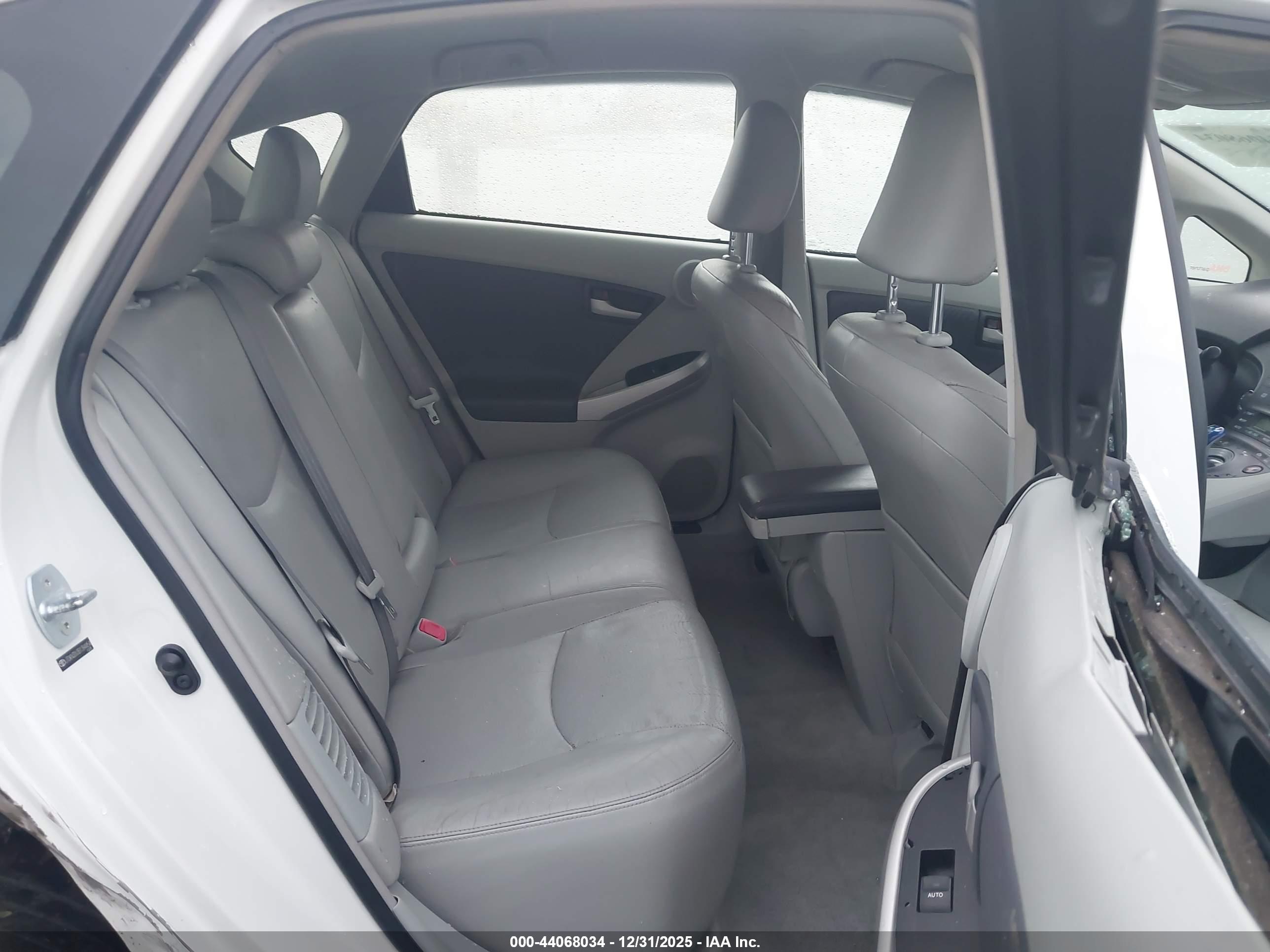 TOYOTA PRIUS image 8