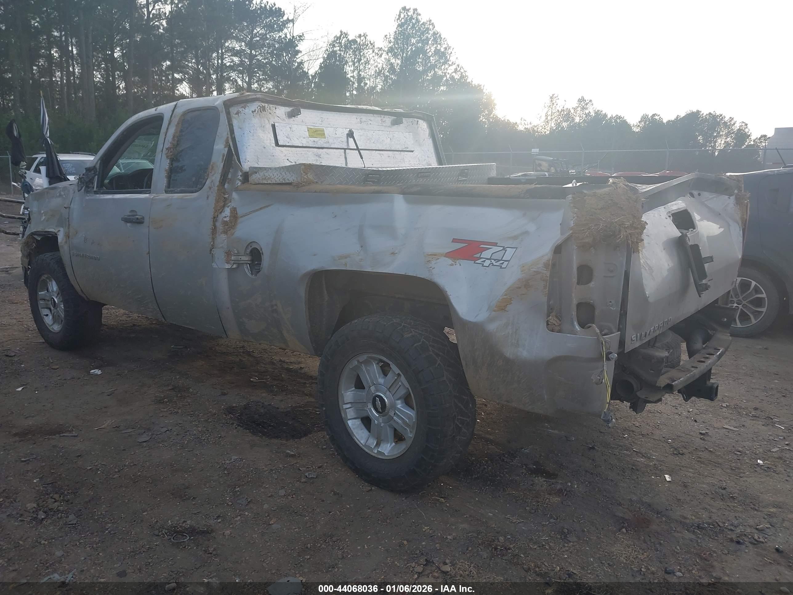 CHEVROLET SILVERADO image 3