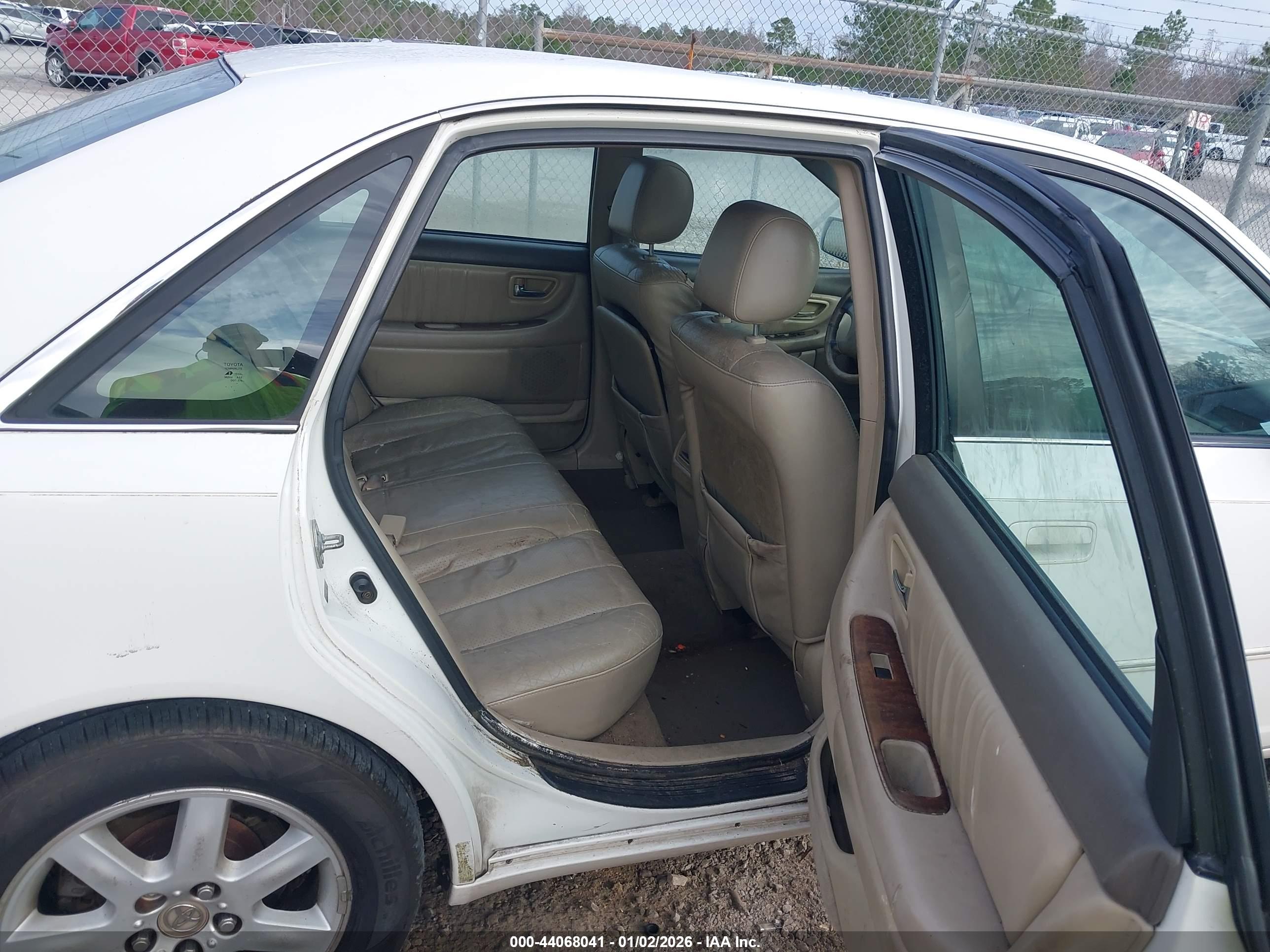 TOYOTA AVALON image 8