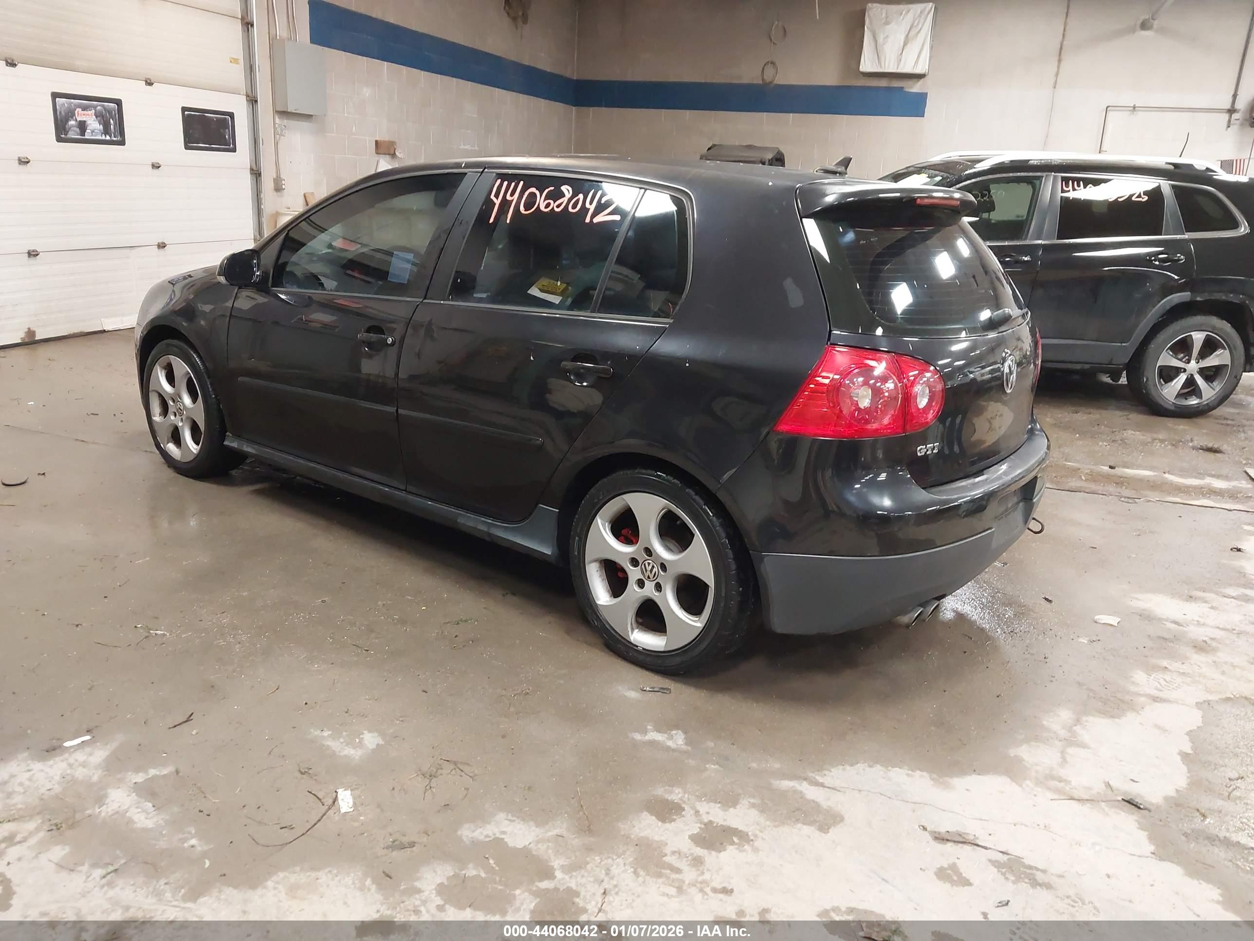 VOLKSWAGEN GTI image 3