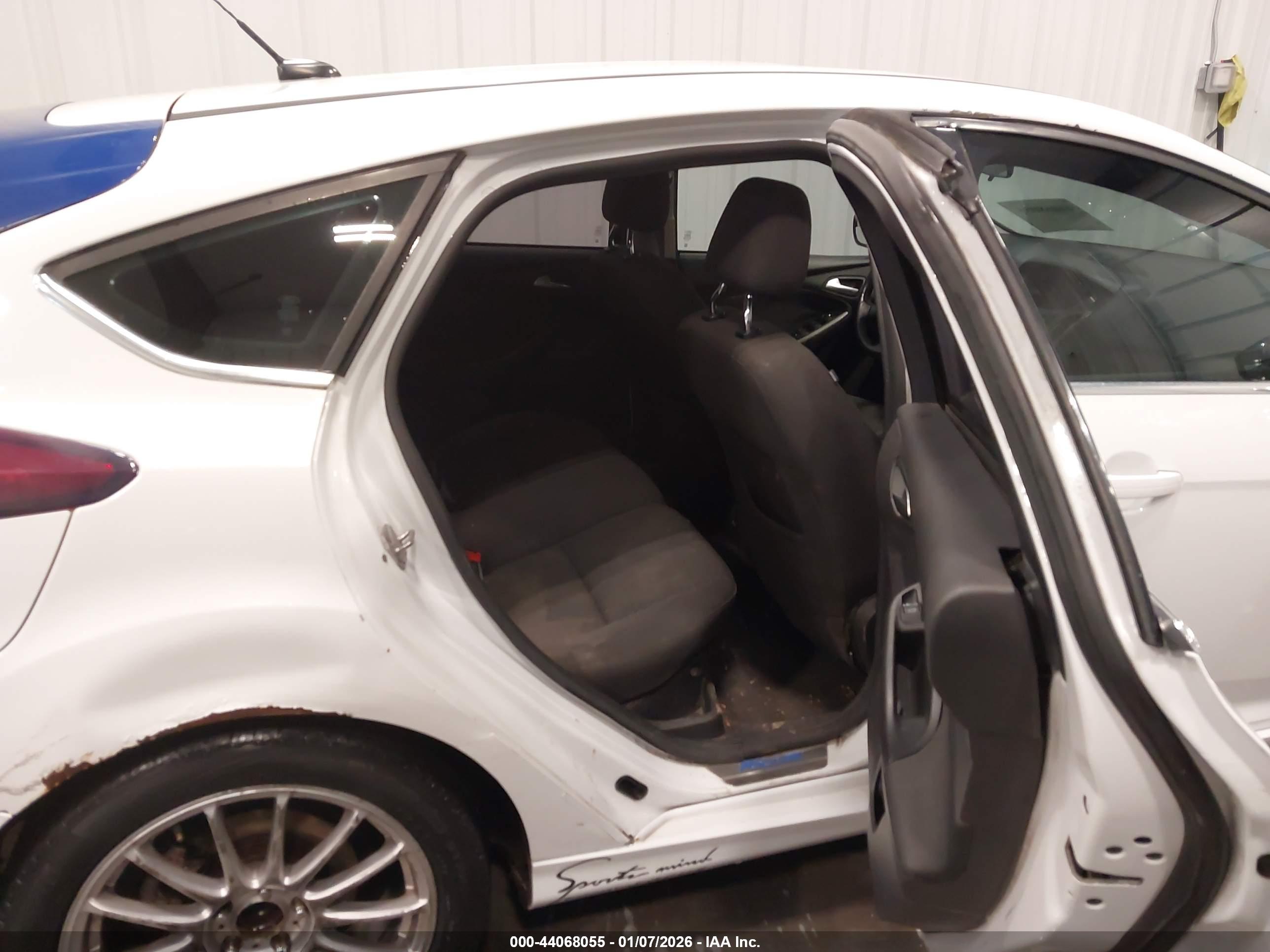 FORD FOCUS image 8