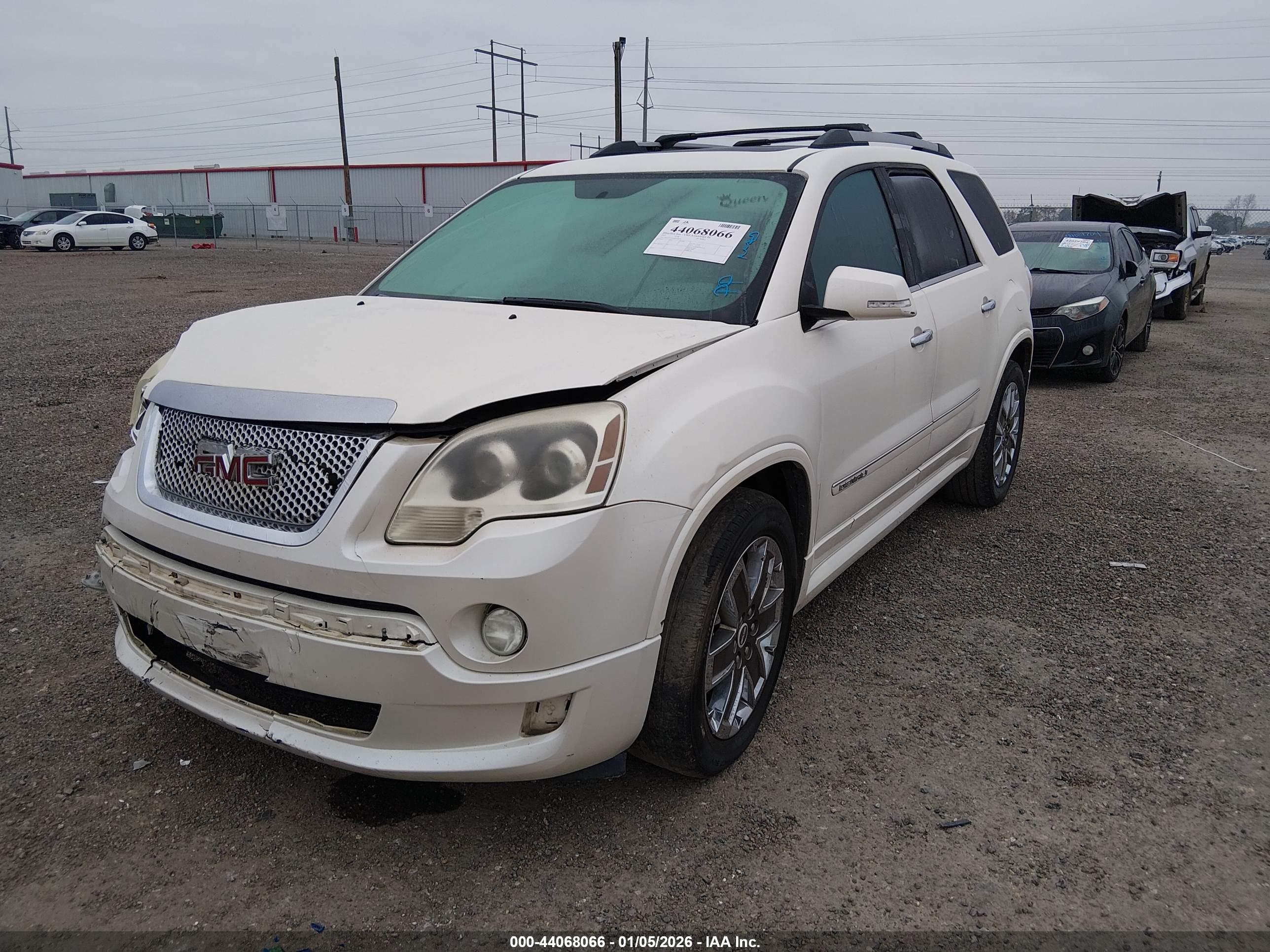 GMC ACADIA image 2