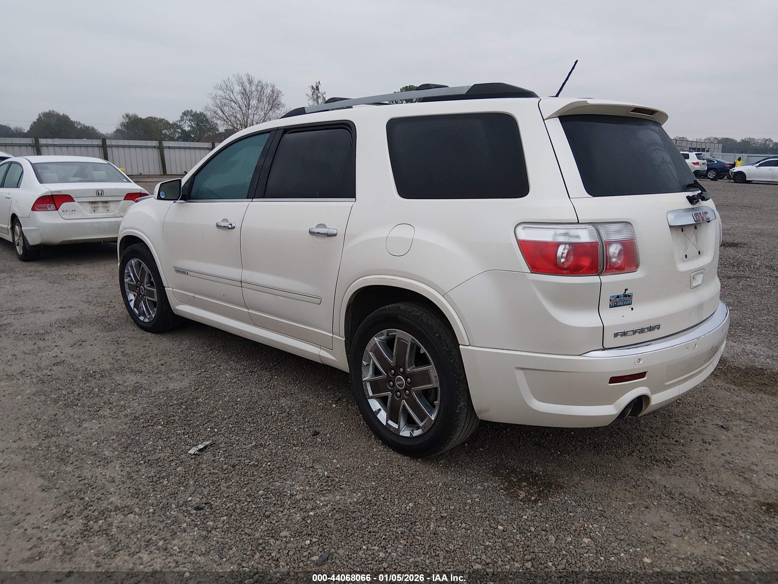 GMC ACADIA image 3
