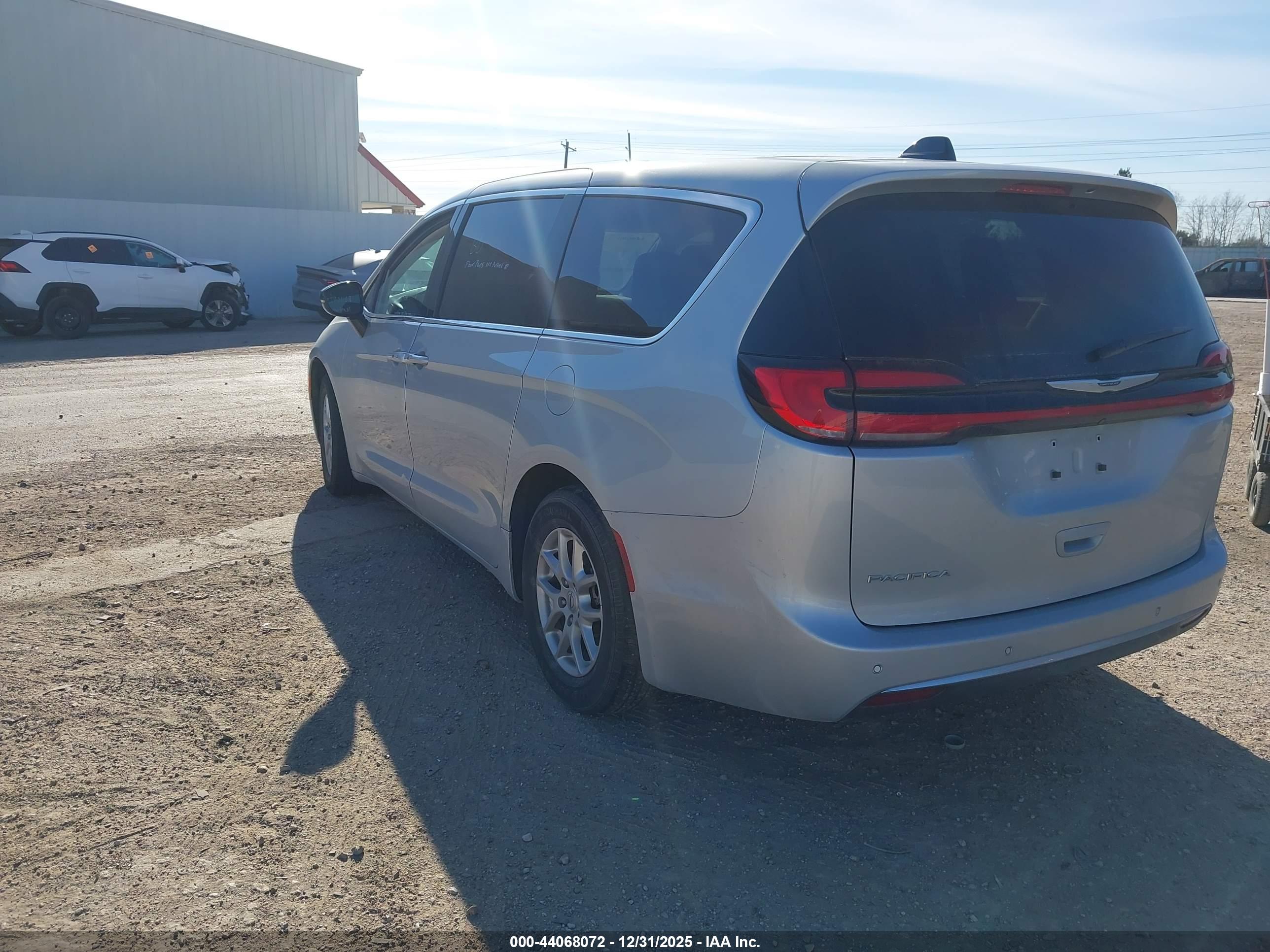 CHRYSLER PACIFICA image 3