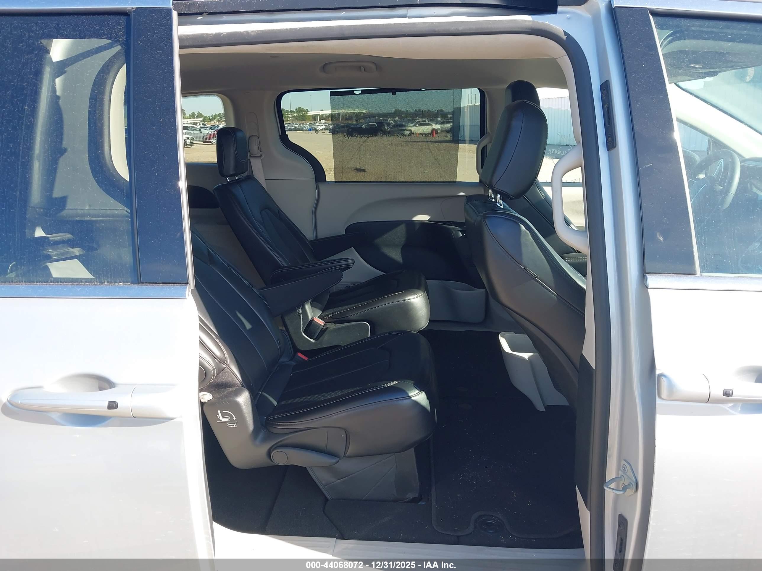 CHRYSLER PACIFICA image 8