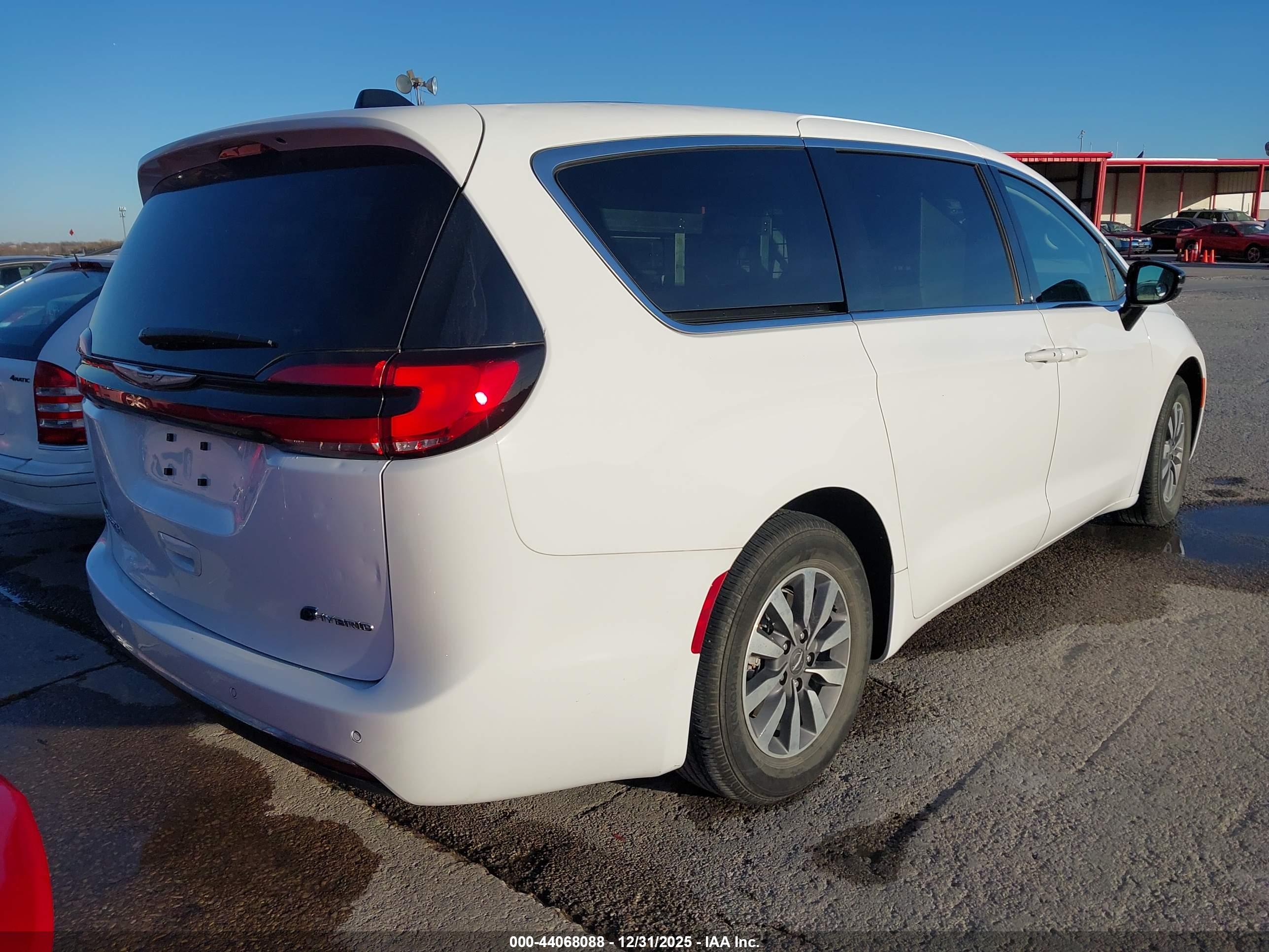 CHRYSLER PACIFICA image 4