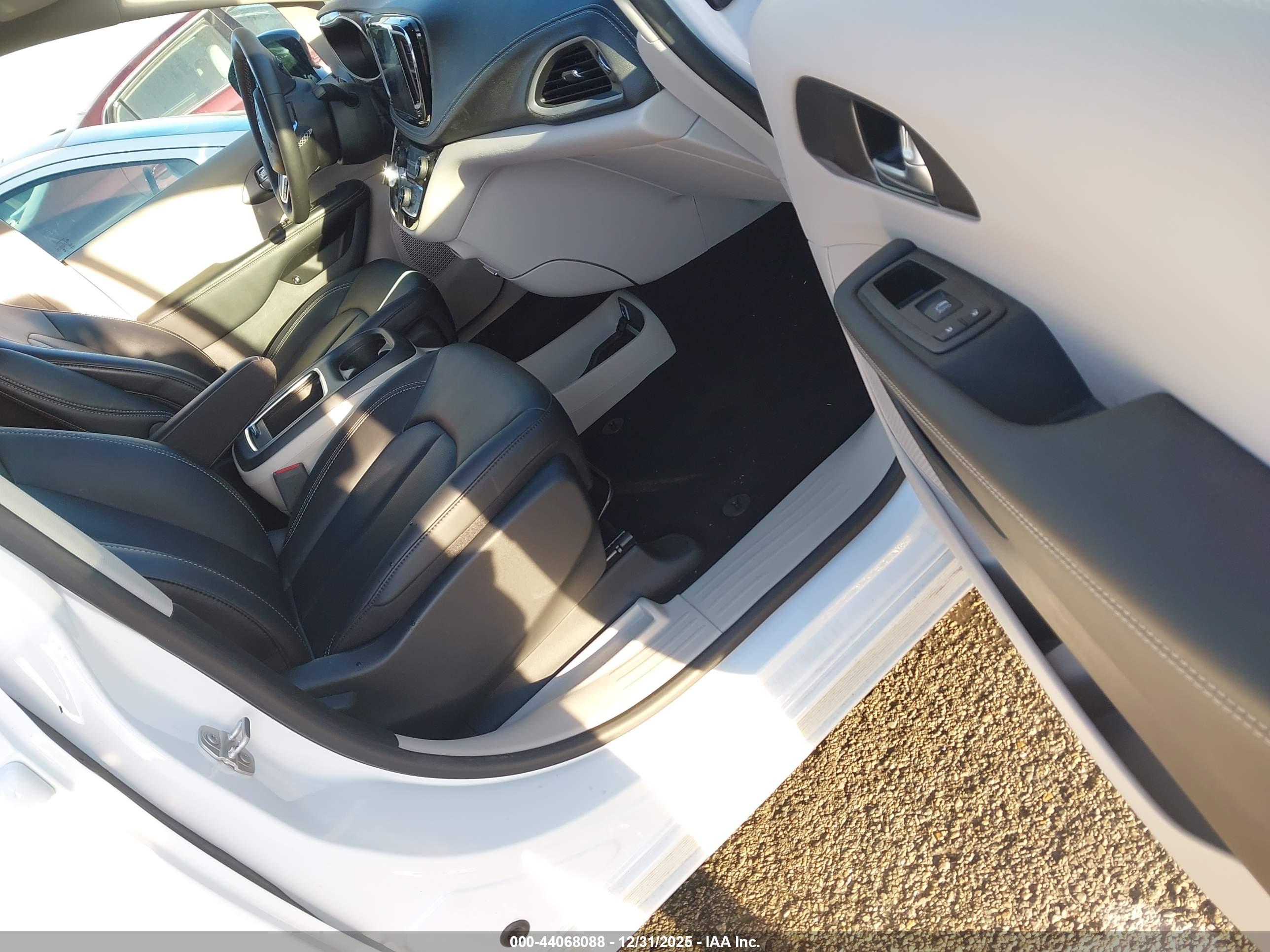 CHRYSLER PACIFICA image 5