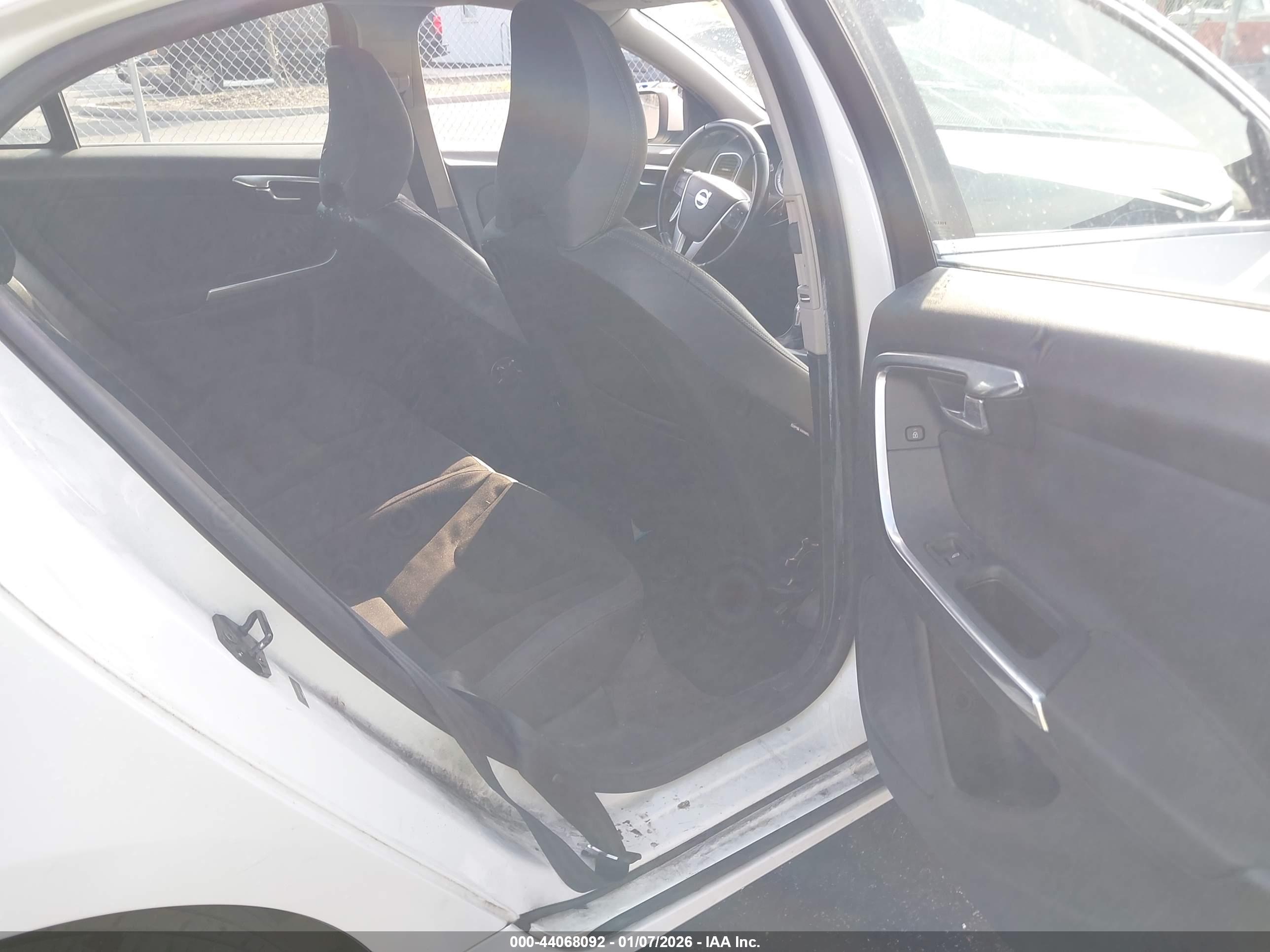 VOLVO S60 image 8