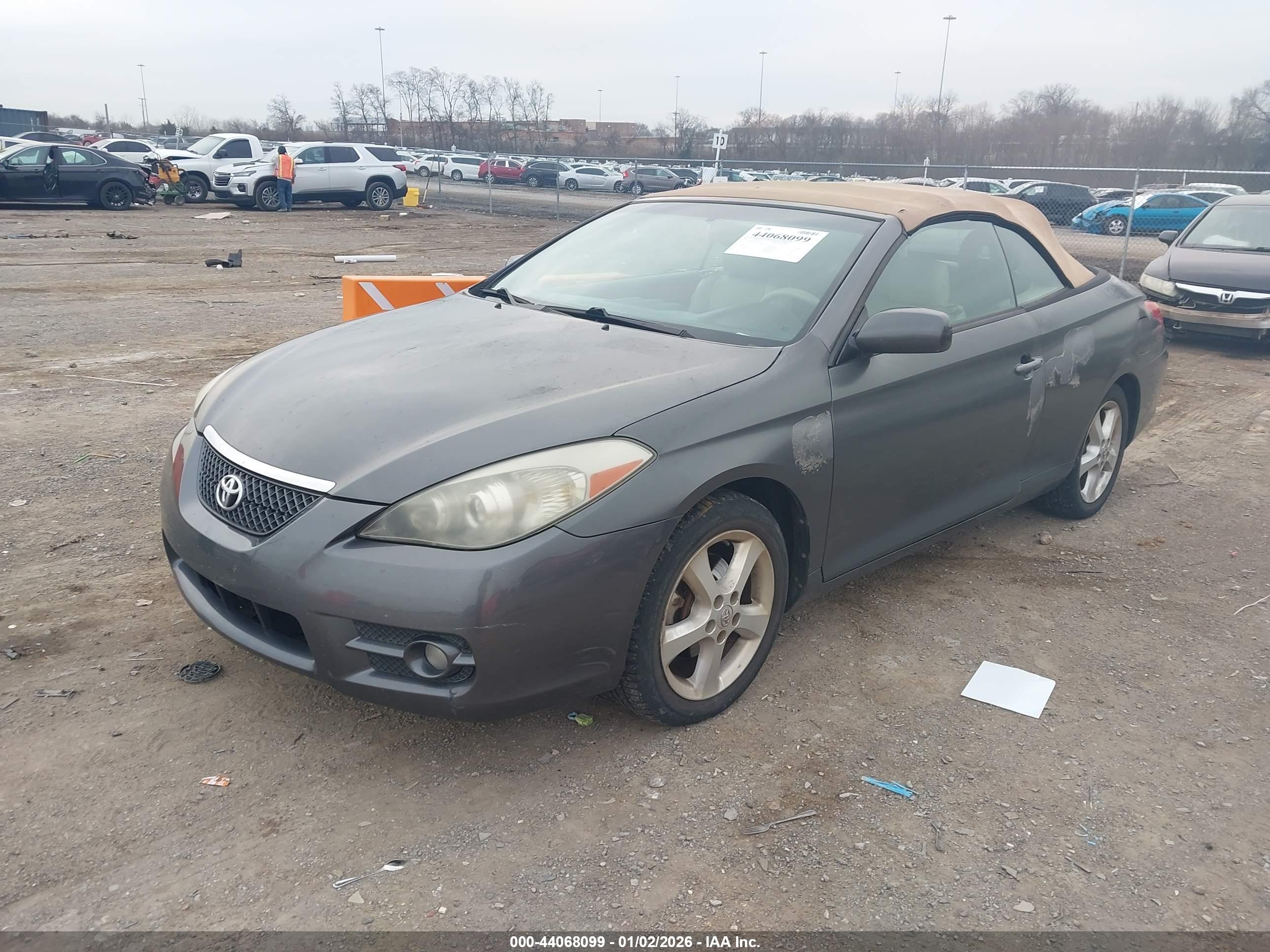 TOYOTA CAMRY image 2