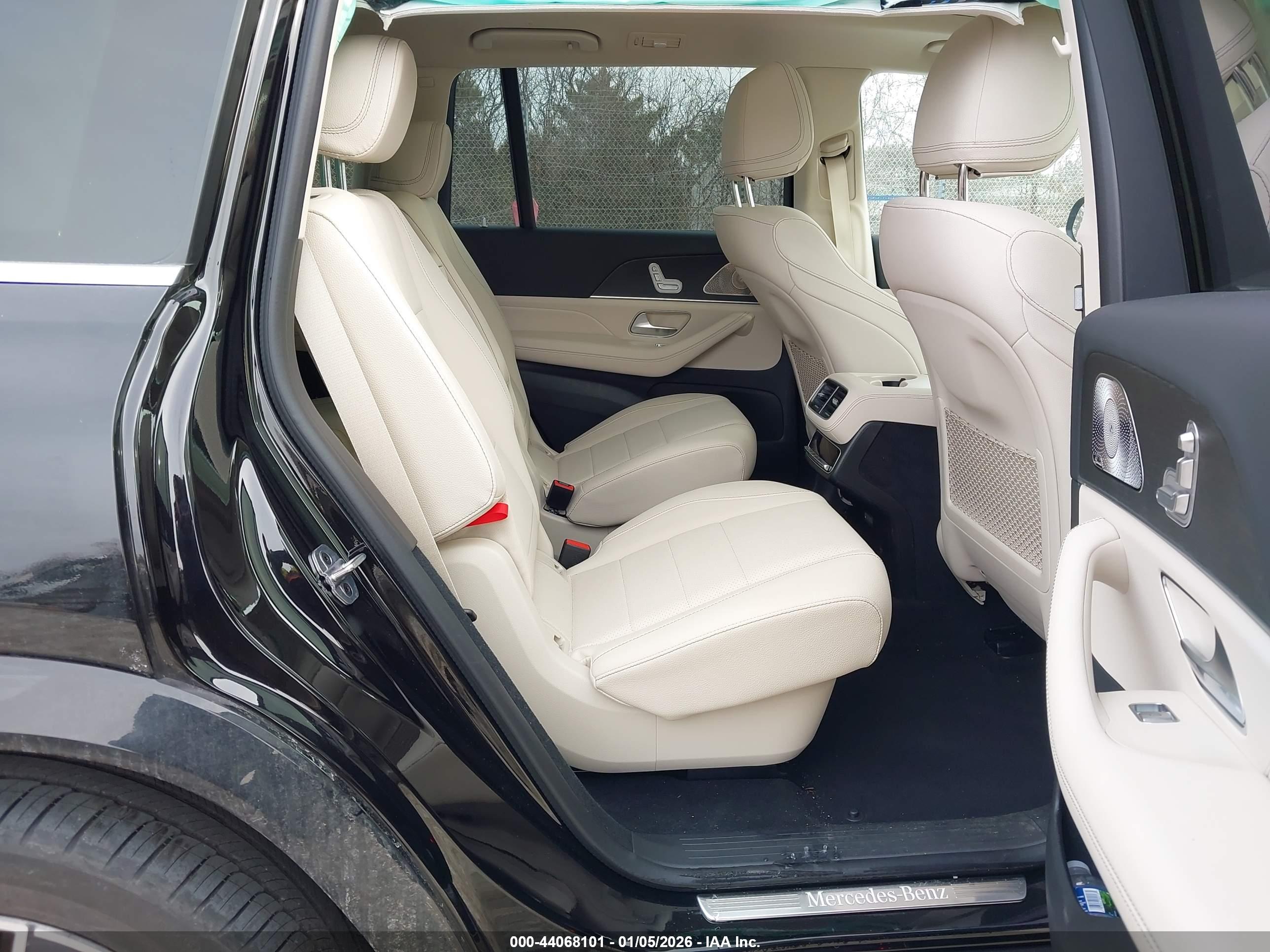 MERCEDES-BENZ GLS image 8