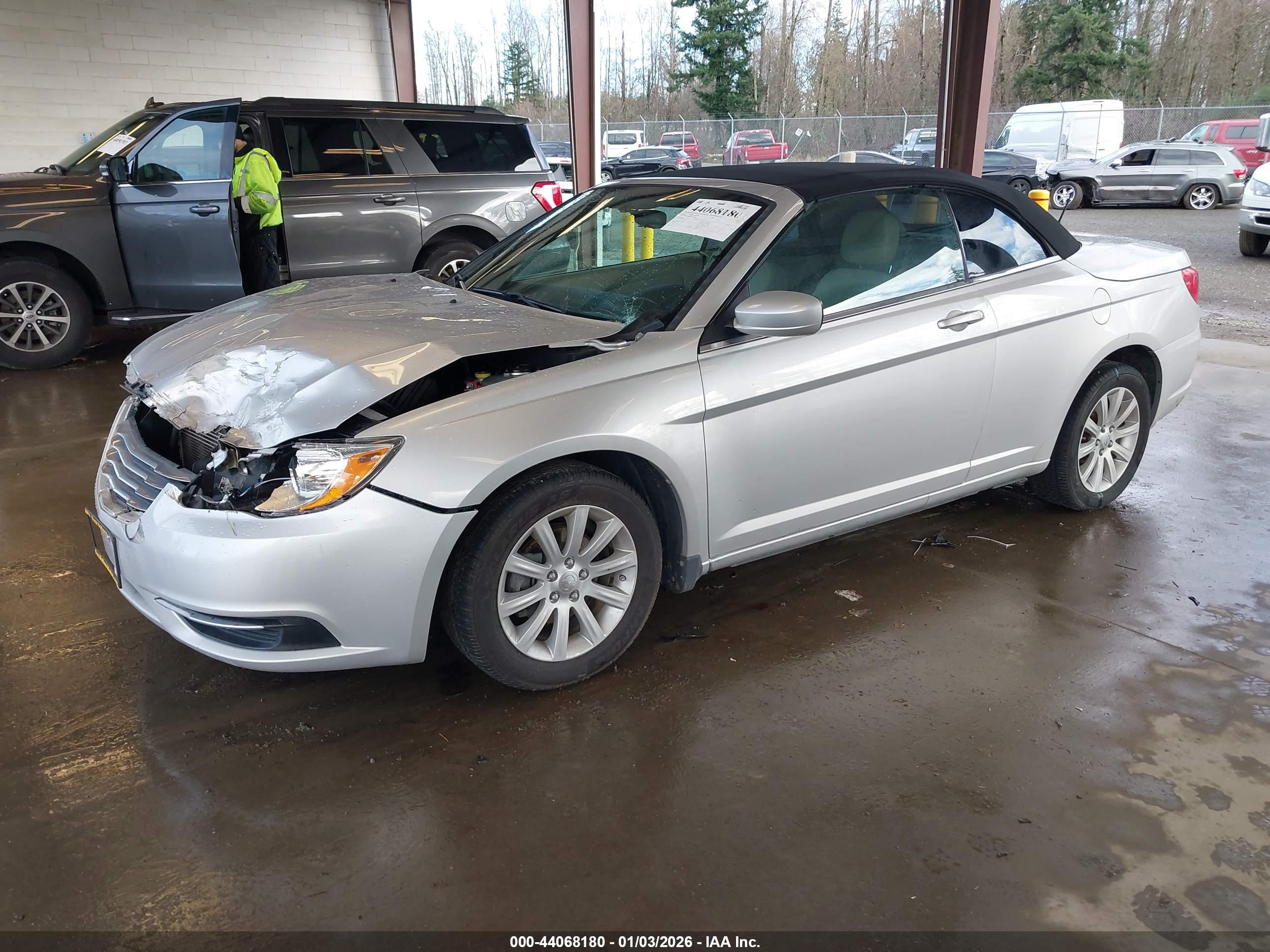 CHRYSLER 200 image 2
