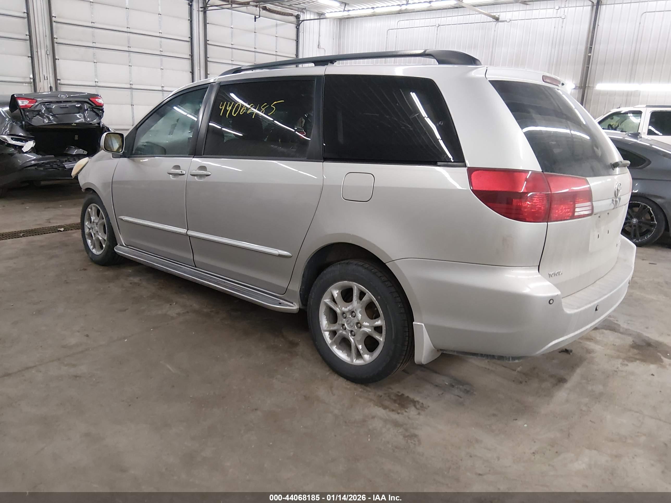 TOYOTA SIENNA image 3