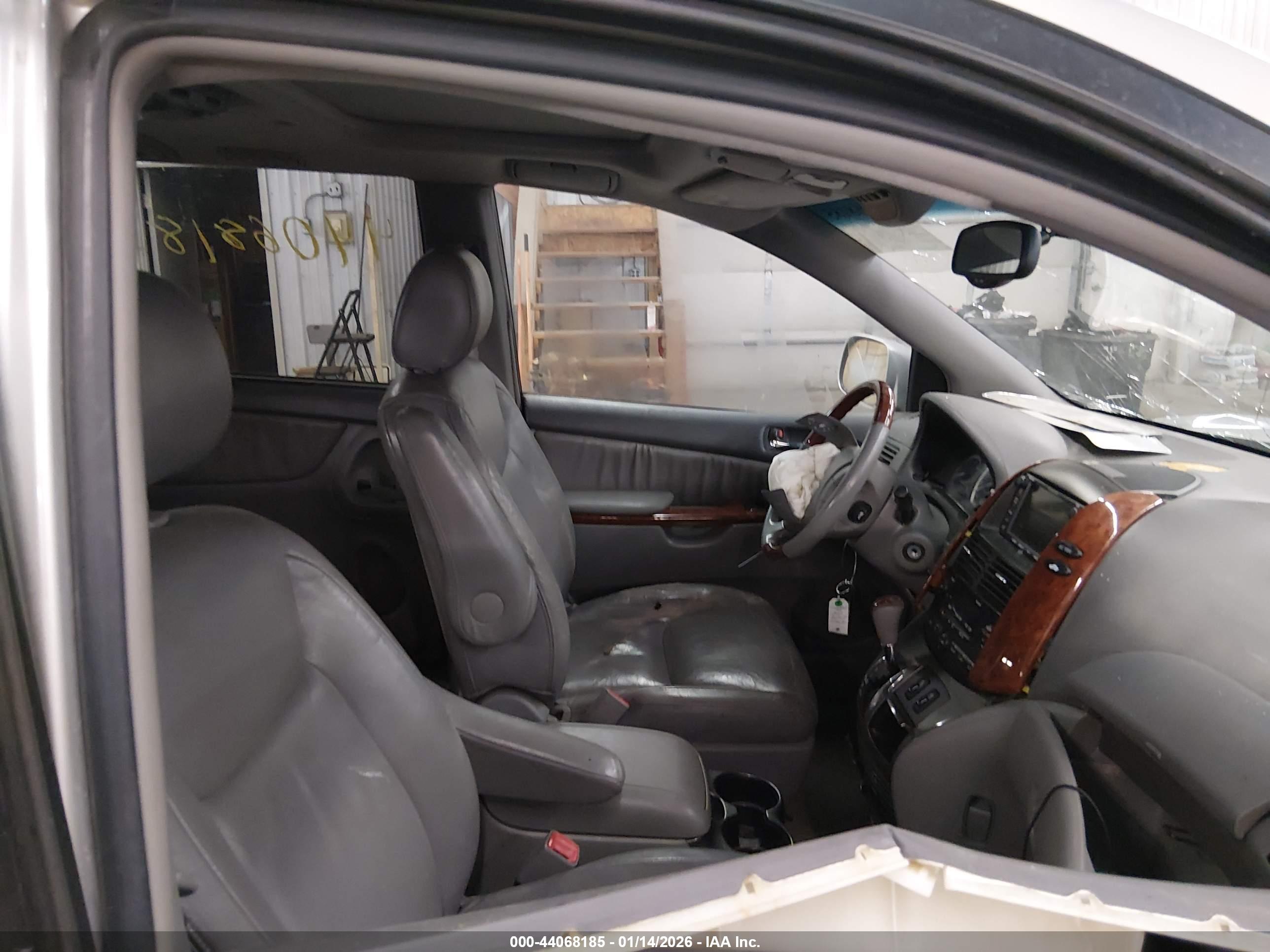 TOYOTA SIENNA image 5