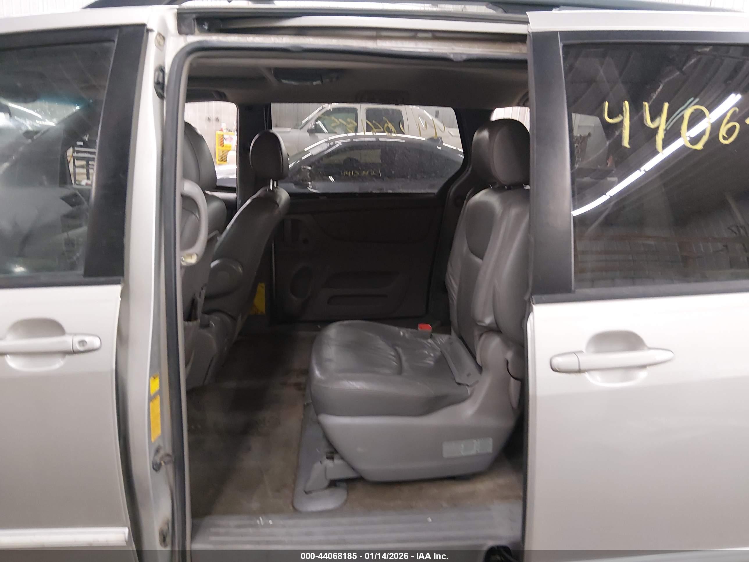 TOYOTA SIENNA image 8
