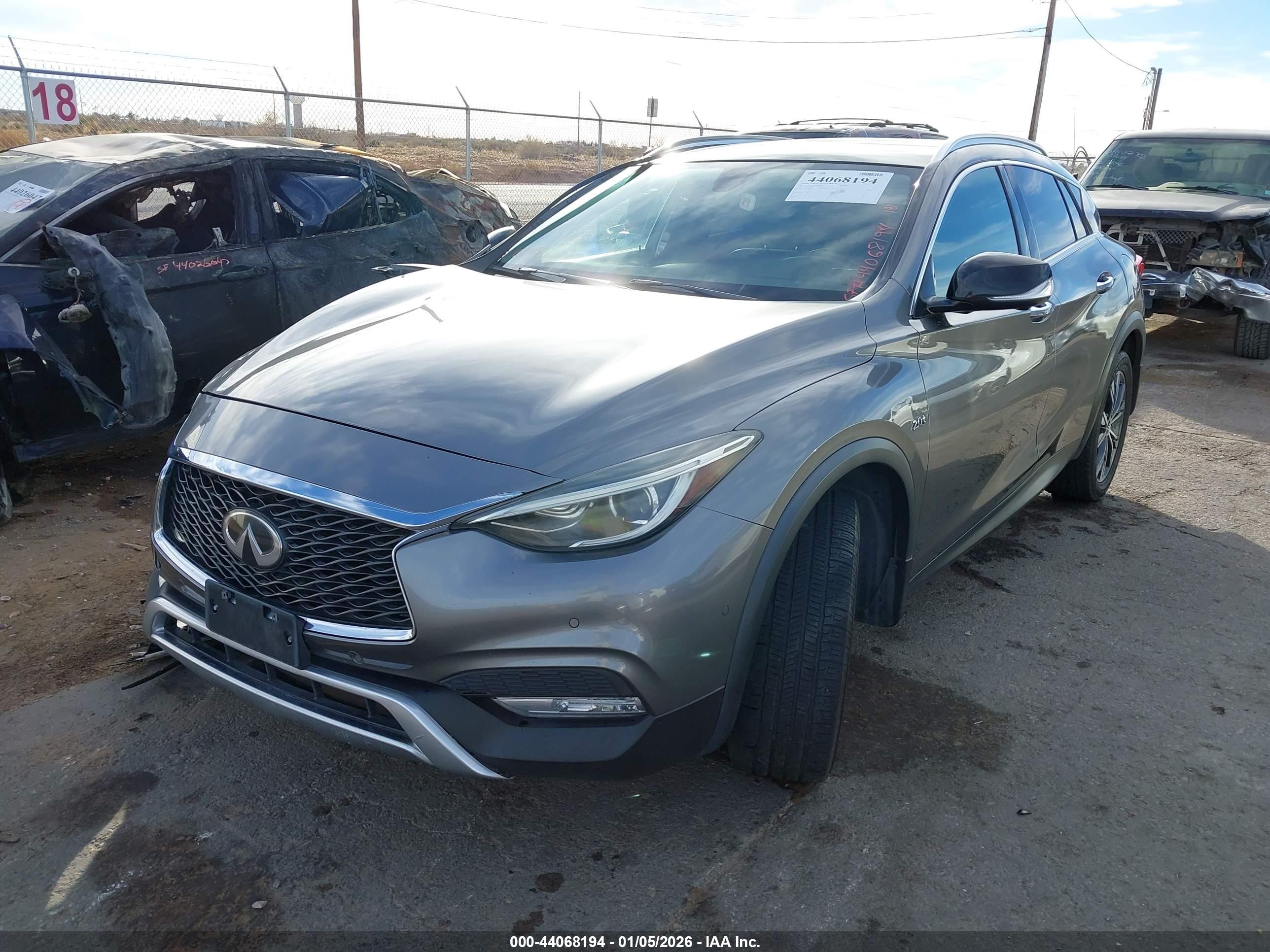 INFINITI QX30 image 2