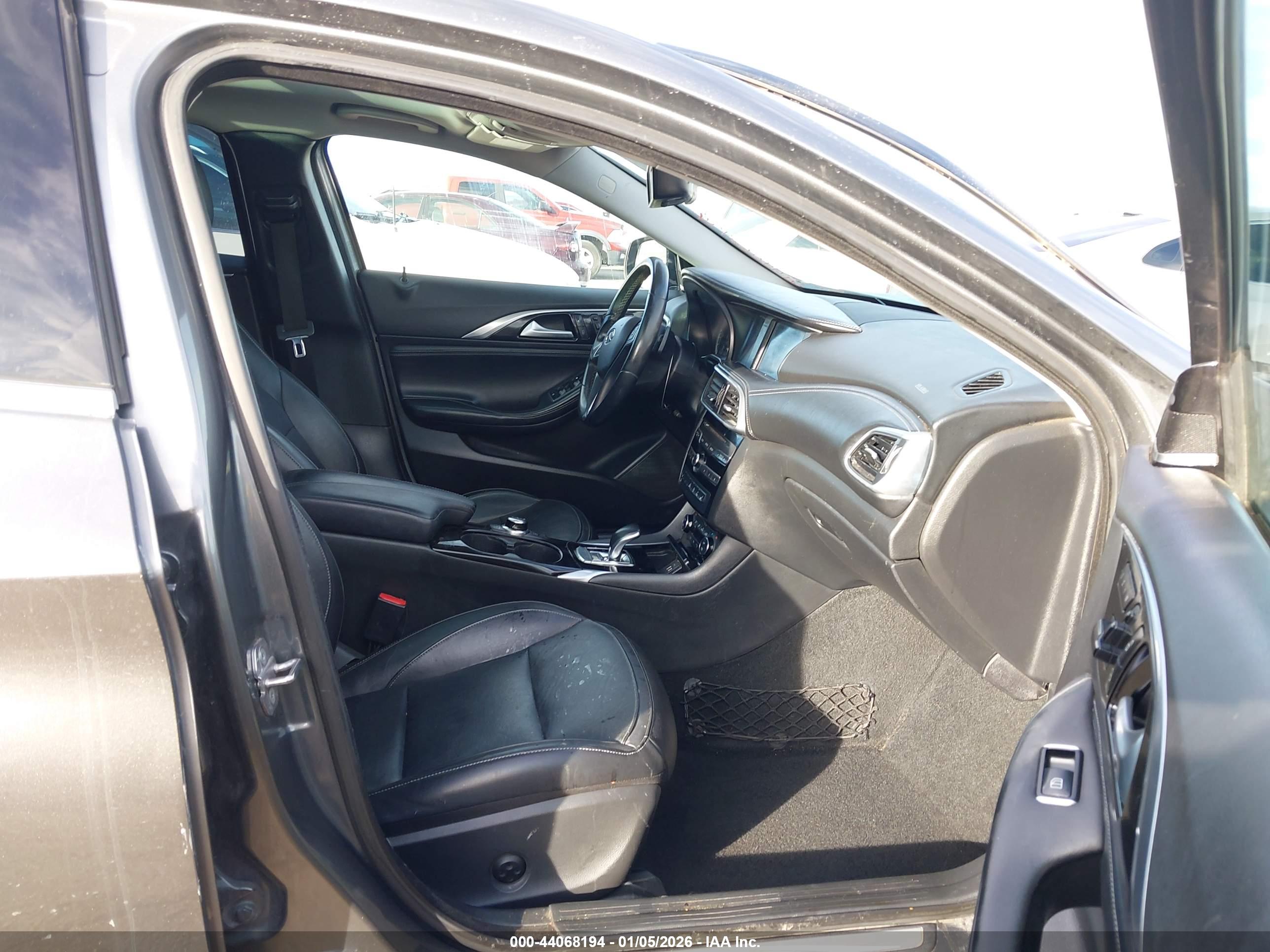 INFINITI QX30 image 5