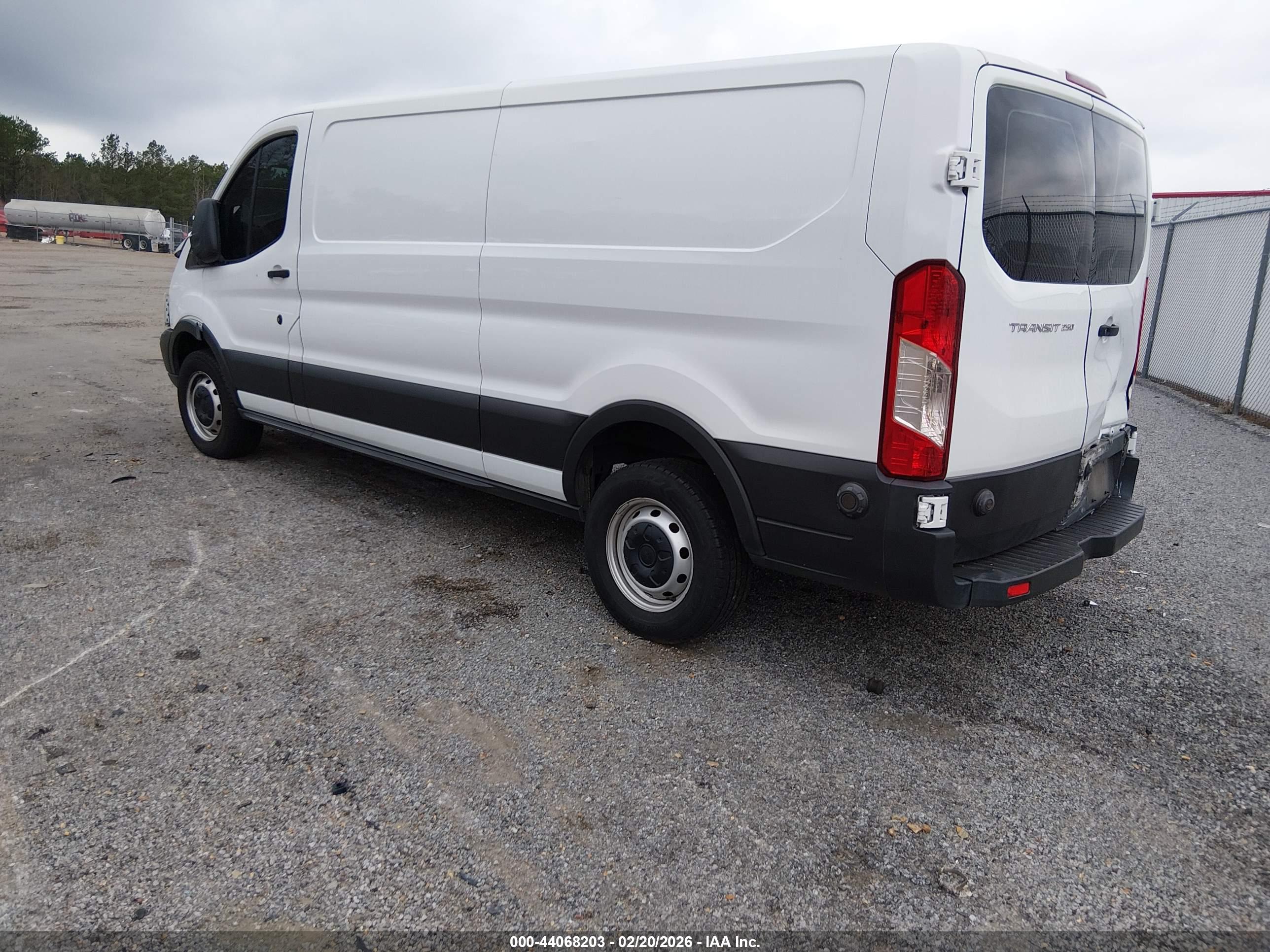 FORD TRANSIT-250 image 3
